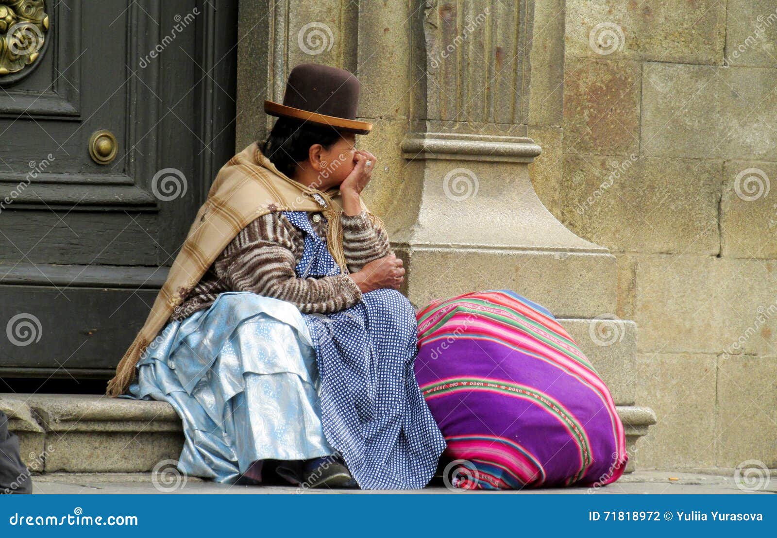 Mujer Quechua En Y Sombrero Fotografía editorial - Imagen azul, hispanico: 71818972