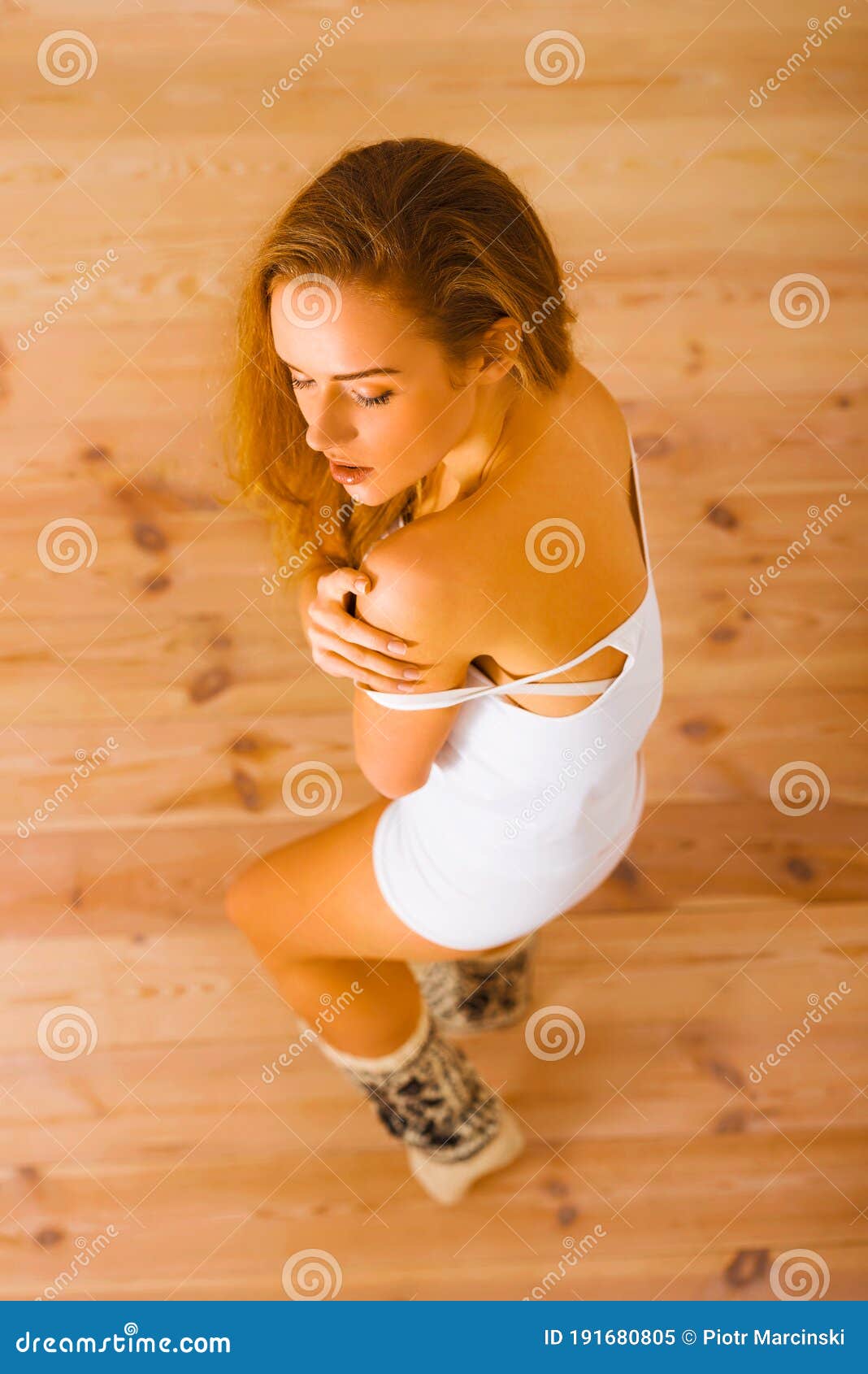 Mujer quitándose ropa imagen de archivo. Imagen de desnudo -