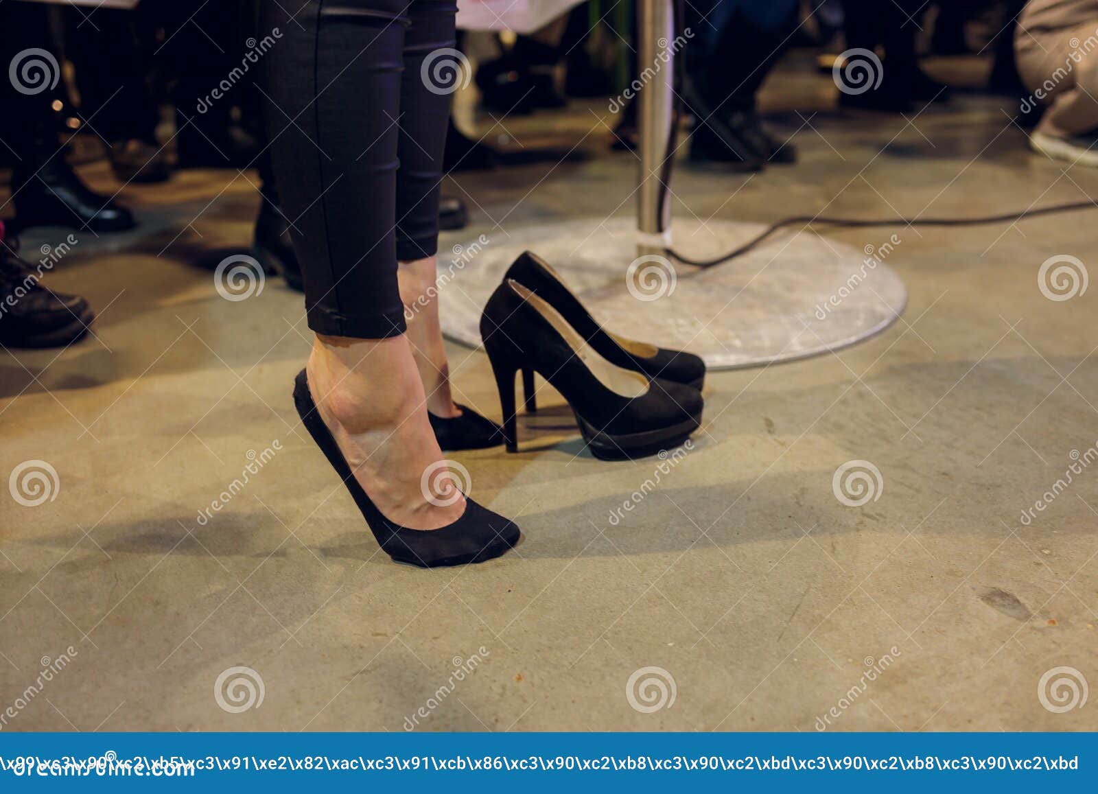 Mujer Quitando Zapatos De Tacones En Comprar Nuevos Stilettos. Pies Femeninos De Primer Plano Con Ante Negro Alto Imagen de archivo - Imagen de gente, fondo: 214747147