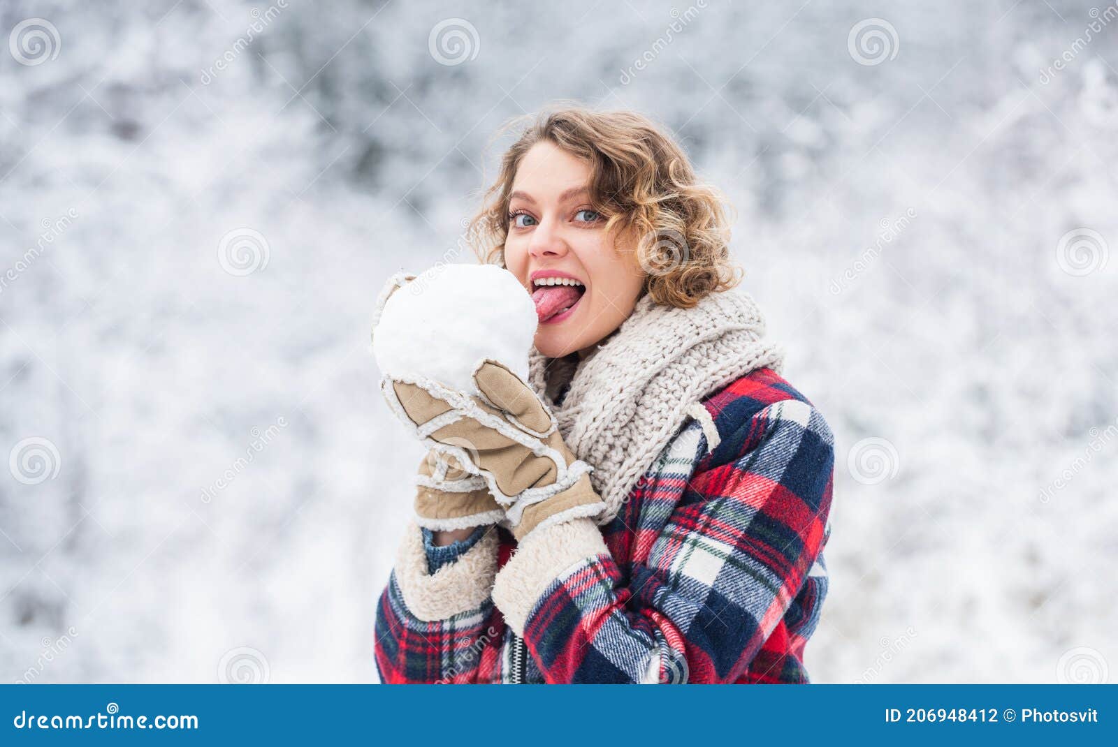 Mujer Ropa Cálida Bosque De Nieve. Nieve Cubierta Por Naturaleza.  Felicidad. Emocionantes Ideas Fotográficas De Invierno. Los Copo Foto de  archivo - Imagen de juego, felicidad: 206948412