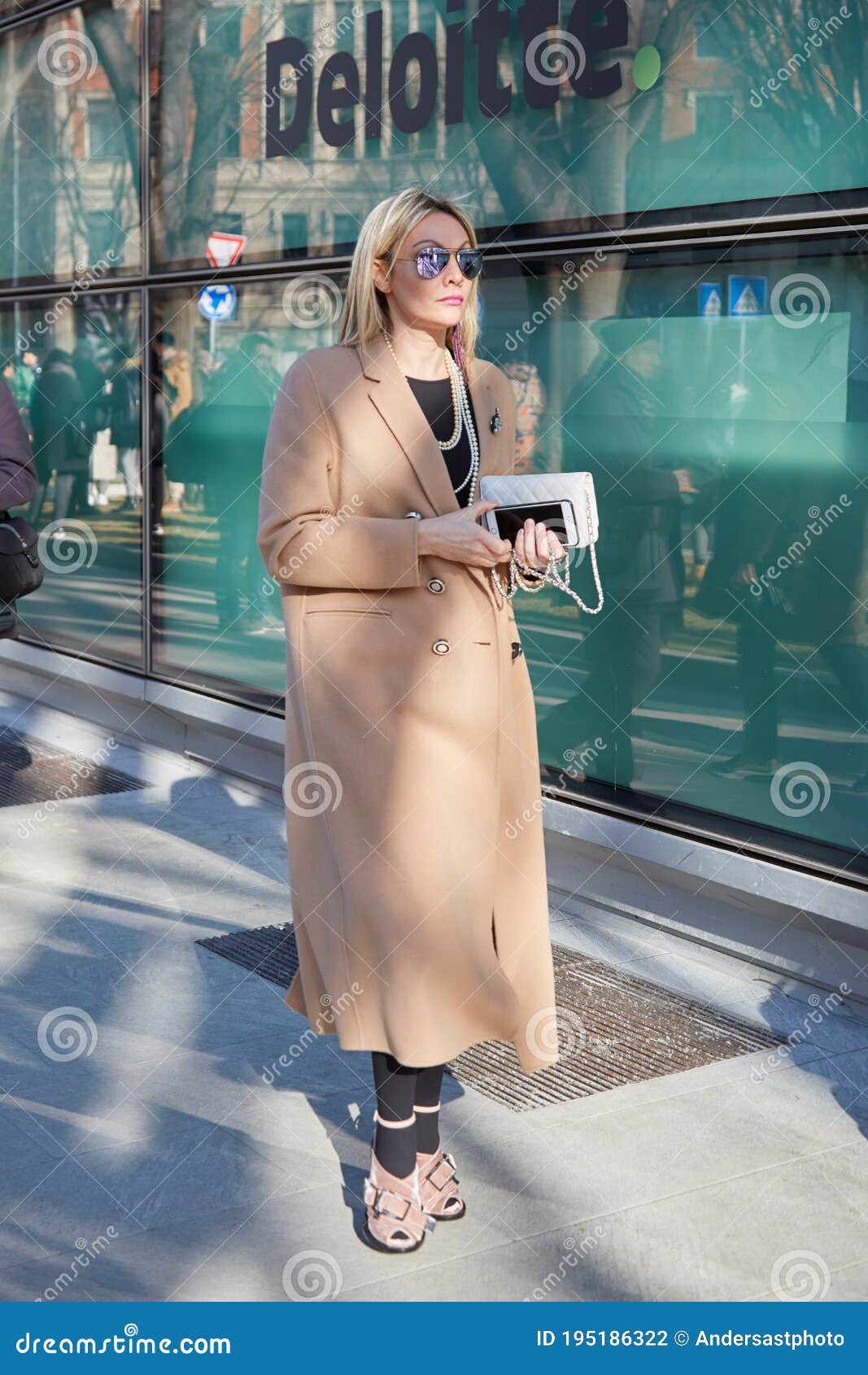Mujer Rubia Con Abrigo Beige Y Zapatos De Terciopelo Antes Del Show De Moda  Giorgio Armani Milan Semana De La Moda Fotografía editorial - Imagen de  espejo, elegante: 195186322