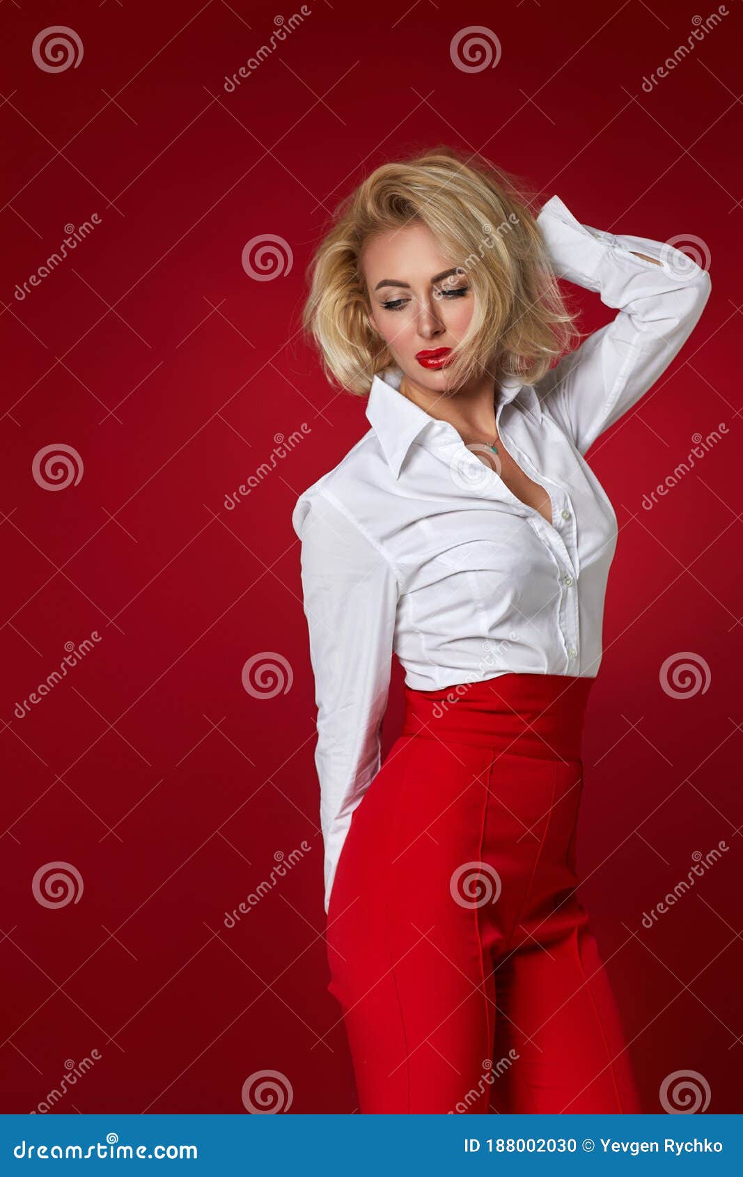 lineal fibra Viva Mujer Rubia Con Camisa Blanca Y Pantalones Rojos Foto de archivo - Imagen  de hembra, empresario: 188002030