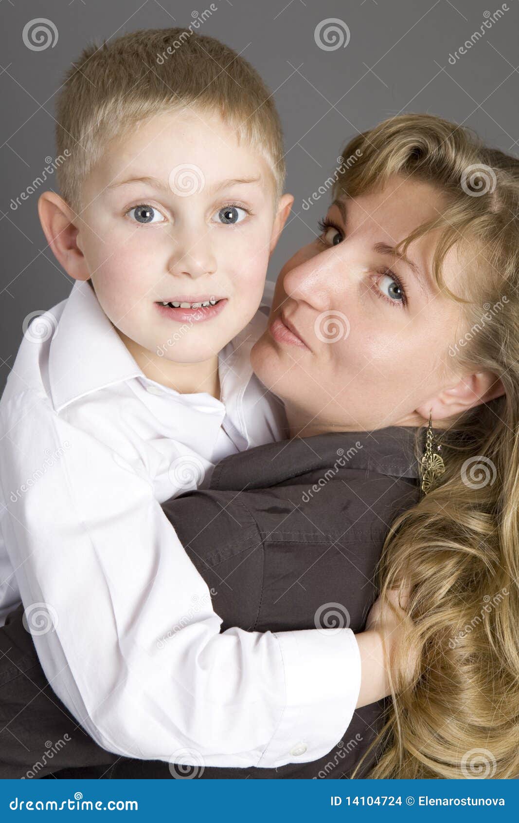 Mujer cojiendo con su hijo