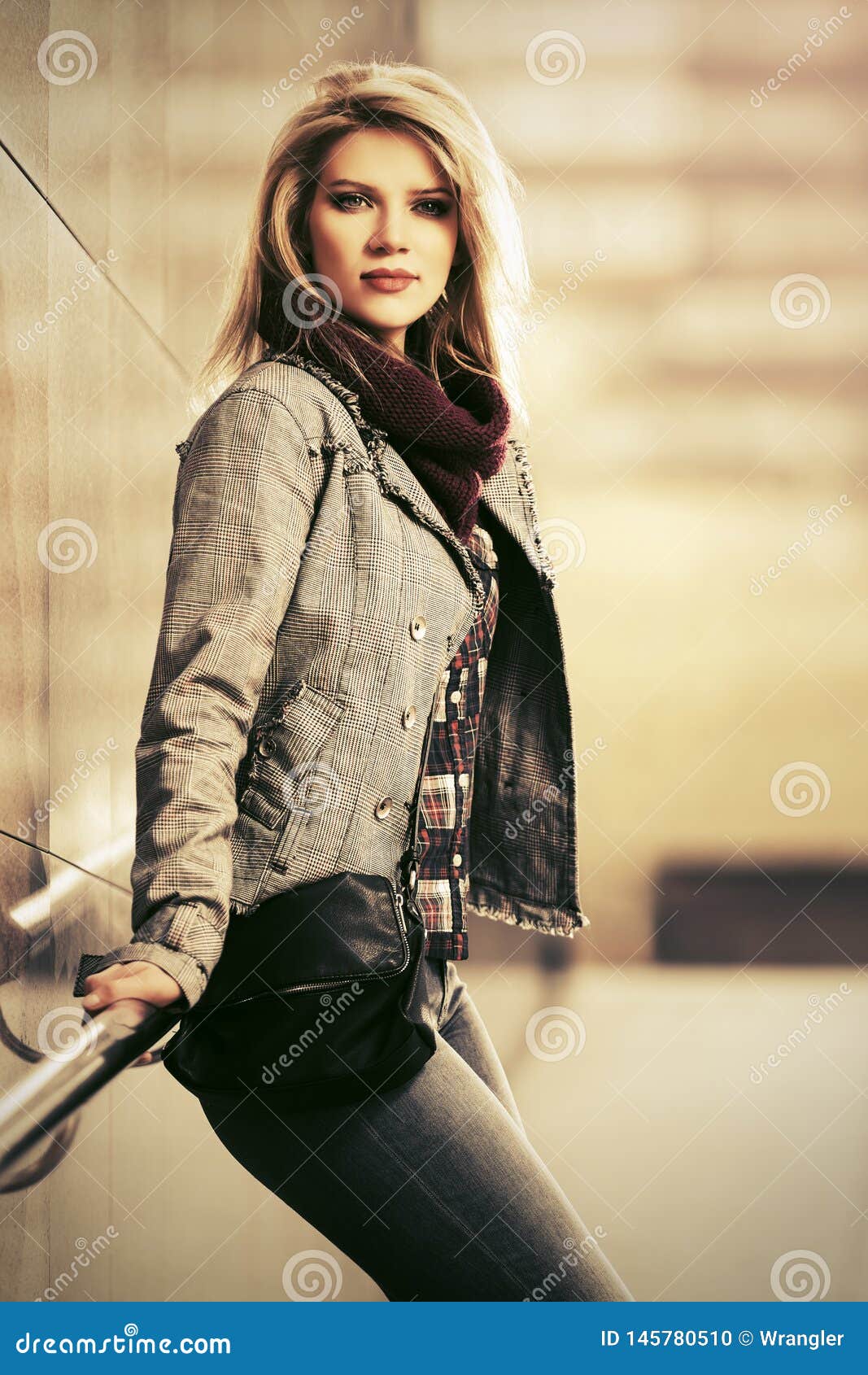 Mujer Rubia De La Moda Joven Que Lleva Chaqueta Comprobada De La Tela Escocesa En La Calle De La Ciudad Foto de archivo - Imagen de manera, vaqueros: 145780510