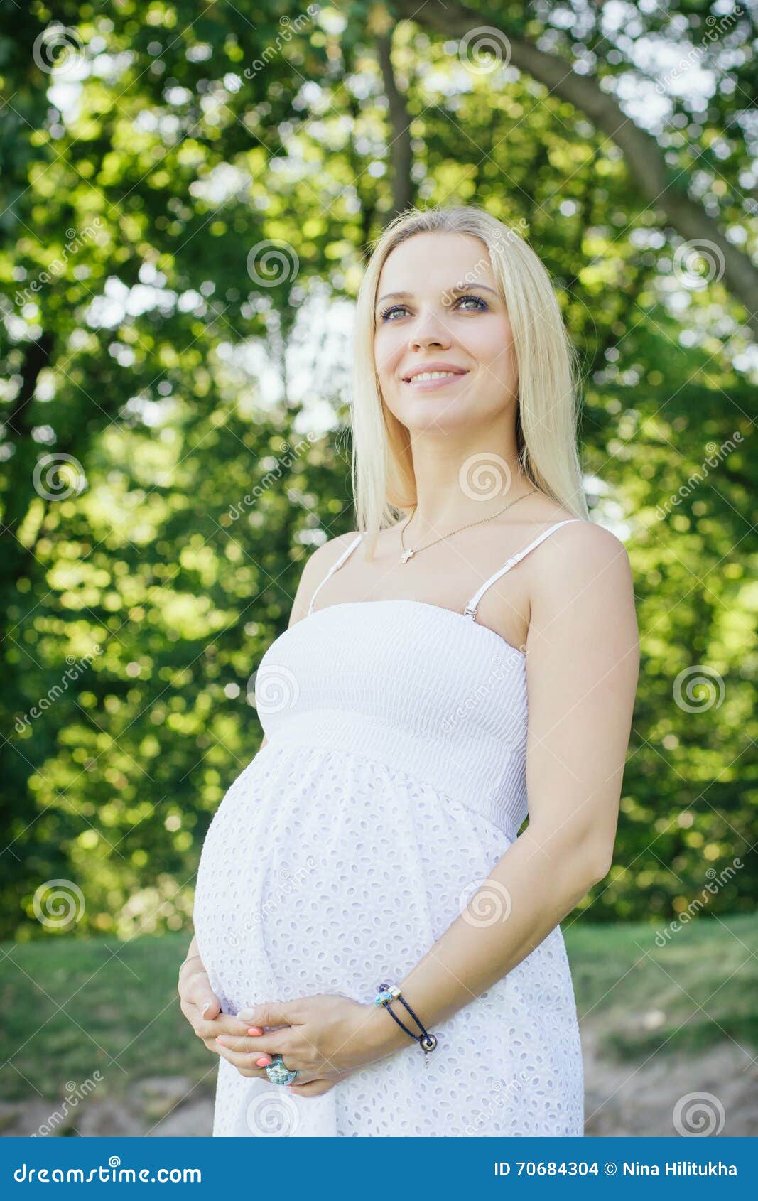 Mujer Rubia Embarazada En El Vestido Blanco Que Se Sostiene El Vientre Grande Foto de archivo - Imagen de padre, retrato: 70684304 Mujer Rubia Embarazada En El Vestido Blanco Que Se Sostiene El Vientre Grande Foto de archivo - Imagen de padre, retrato: 70684304