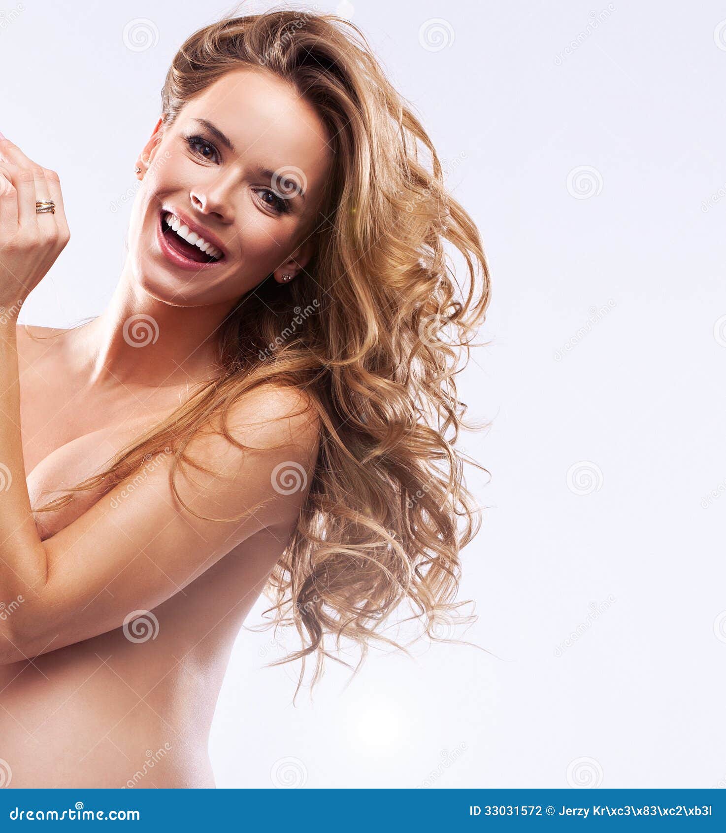 Retrato de la mujer rubia feliz hermosa