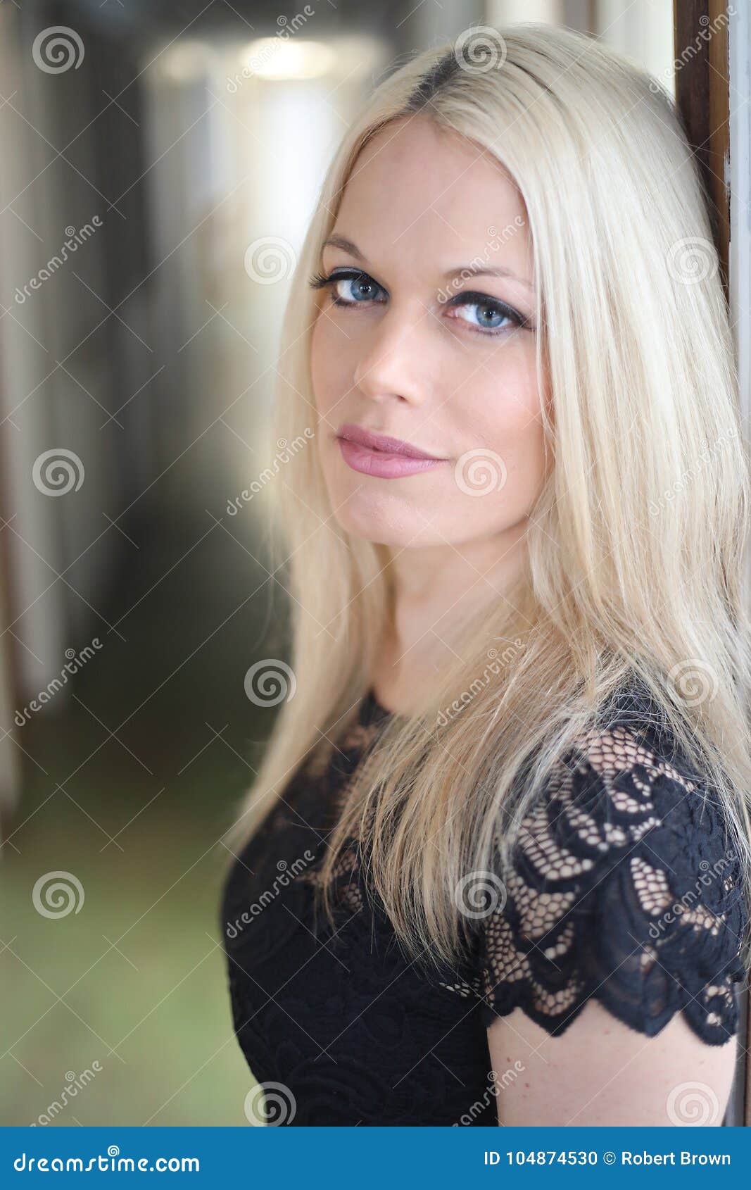 Mujer Rubia Hermosa Con Los Ojos Azules Foto de archivo Imagen de