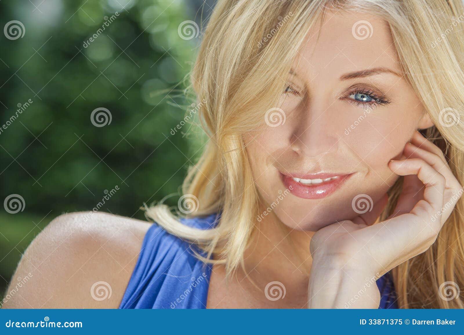 Mujer Rubia Con Los Ojos Azules Imagen de archivo - Imagen de hembra, sano: 33871375