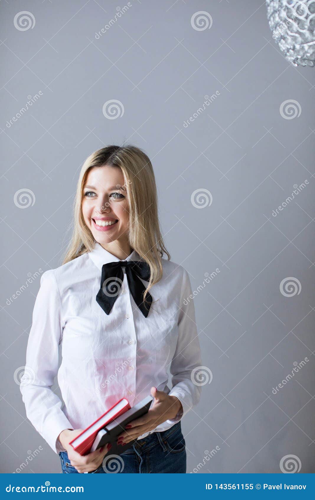Mujer Rubia Vestida En Una Camisa Blanca Con Una Corbata De Lazo Negra Imagen de archivo - Imagen de lifestyle, modelo: 143561155