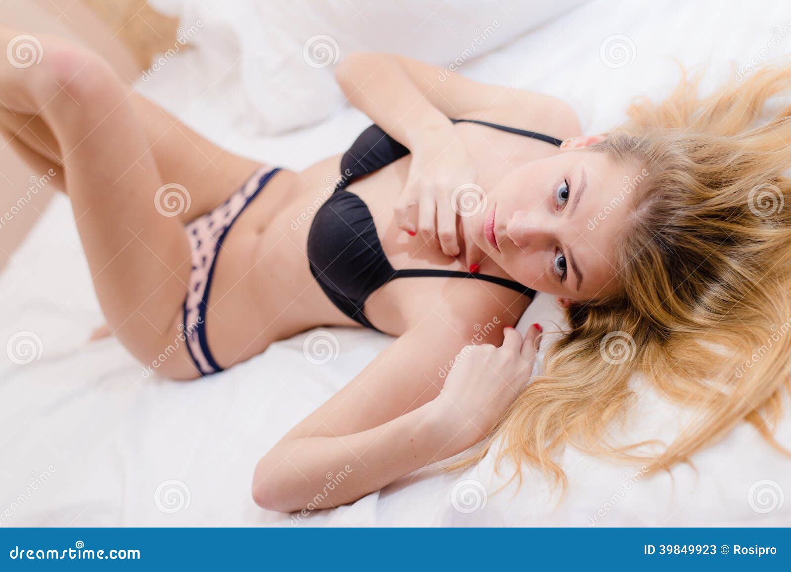 Mujer Rubia Joven Hermosa Atractiva Que Miente En Ropa Interior En La Imagen de - Imagen de publicidad, 39849923