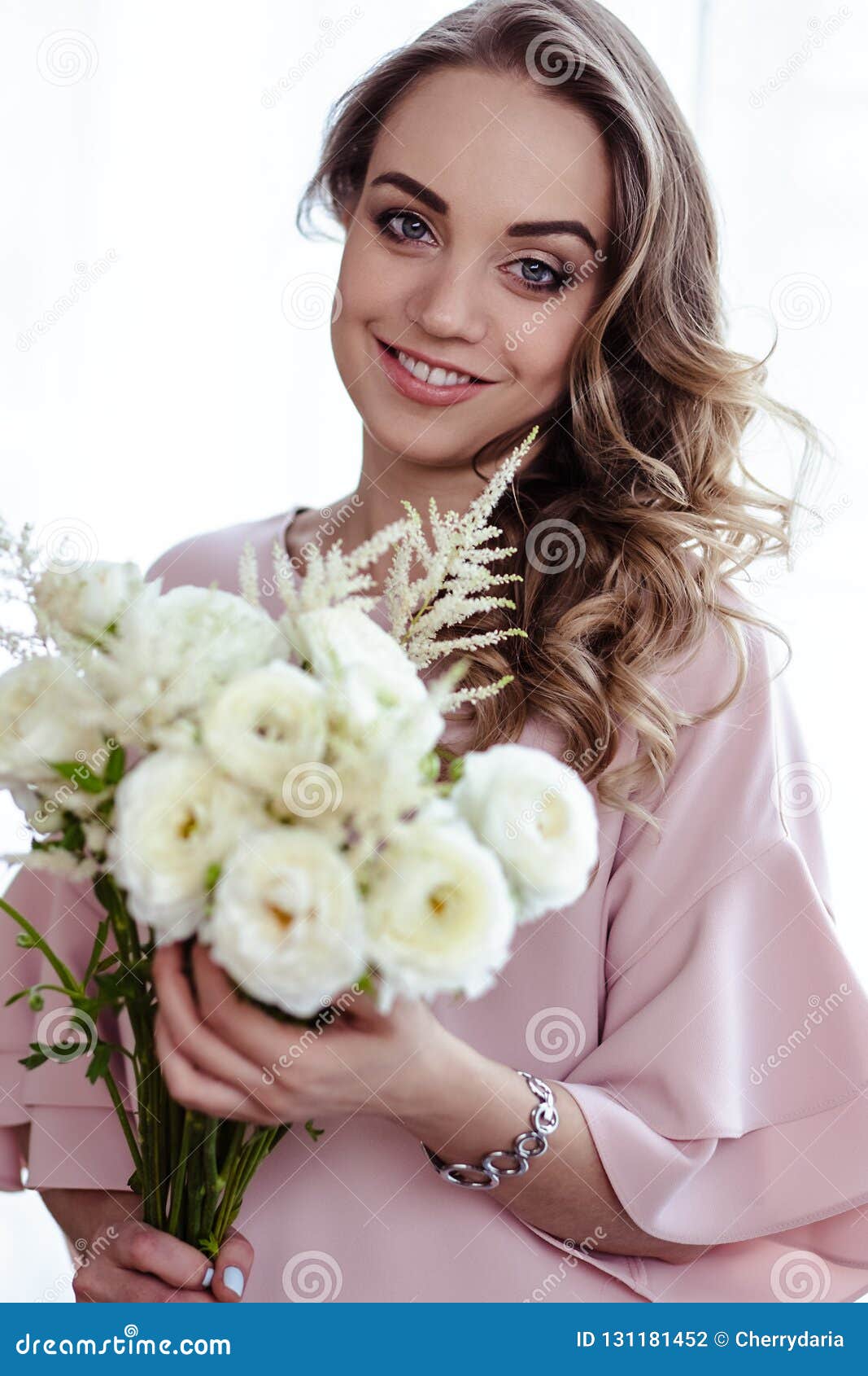 Mujer Rubia Joven Hermosa Con El Ramo De Flores Blancas Retrato De