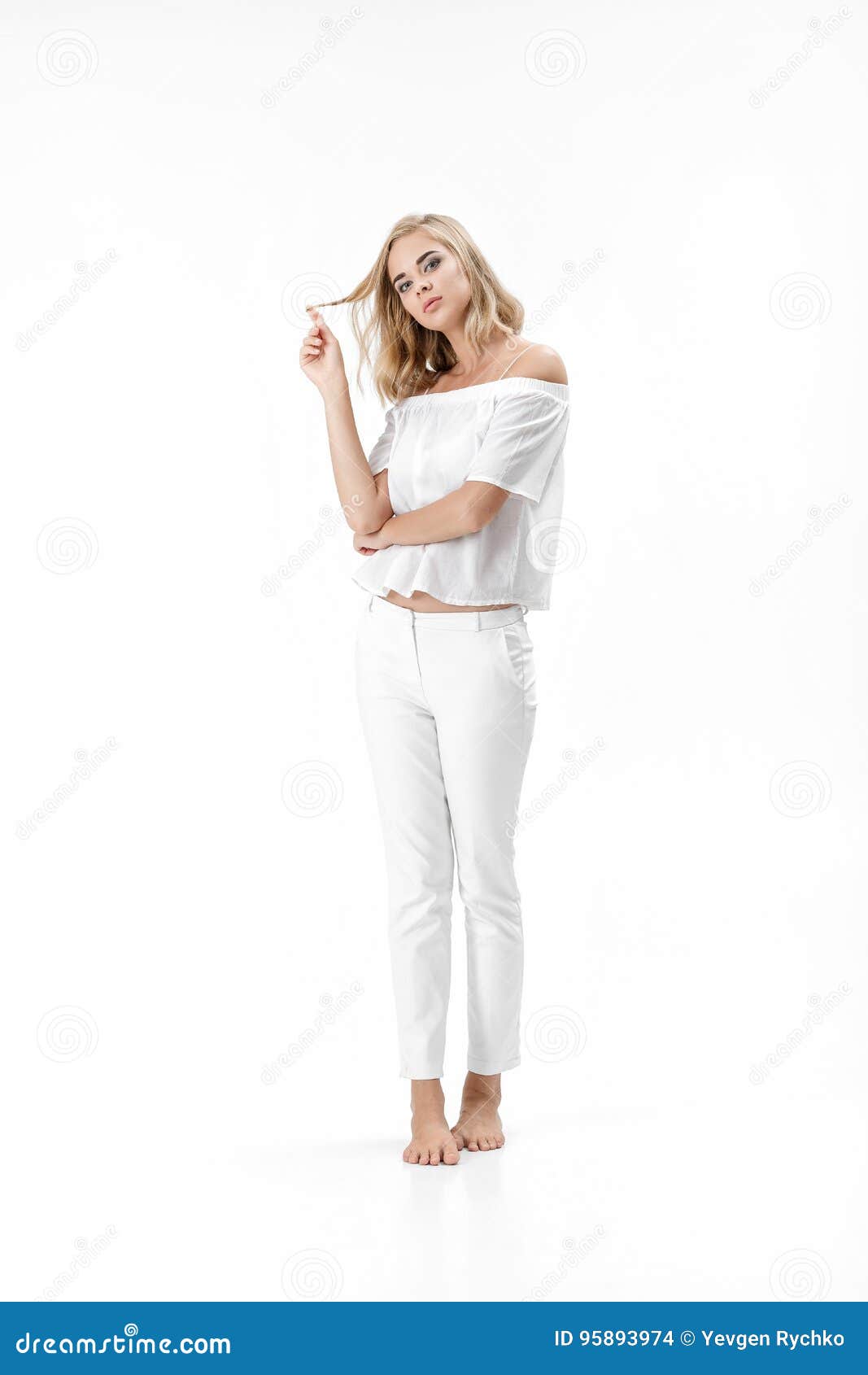 Mujer Rubia Seria Hermosa La Blusa Y Los Pantalones Blancos En El Fondo Blanco Foto de archivo - Imagen de lindo, ropas: 95893974