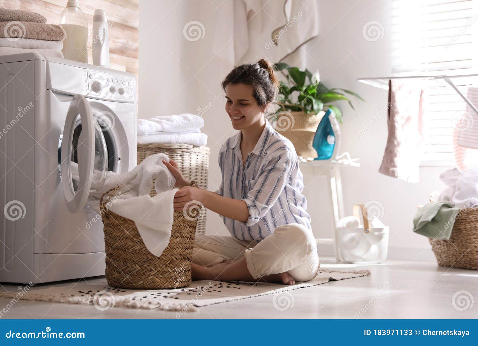 Mujer La Ropa De La Lavadora En Casa Imagen de archivo Imagen de higiene, ropas: