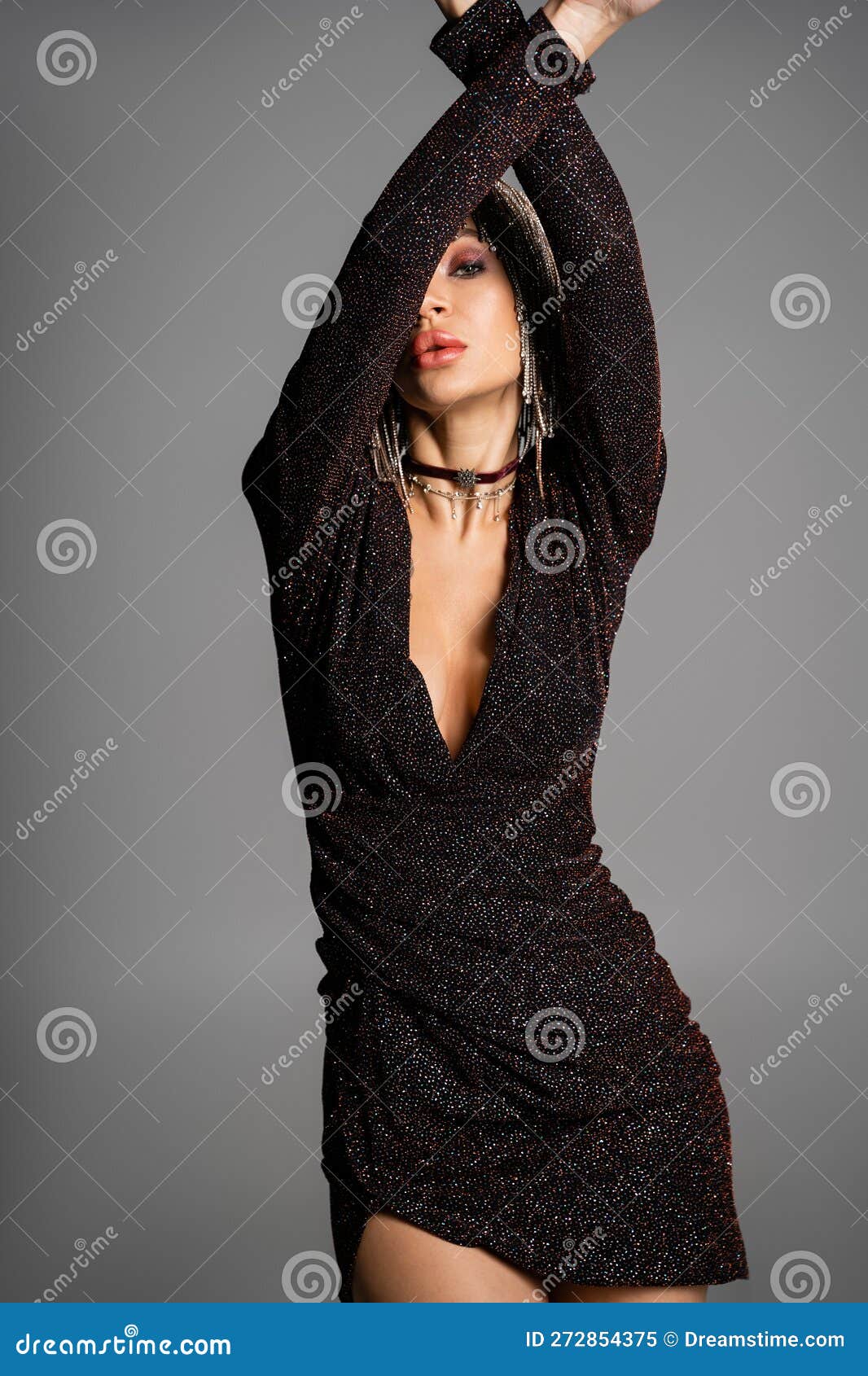Mujer Con Vestido Lurex Negro Imagen archivo - Imagen de trendy, extravagante: 272854375