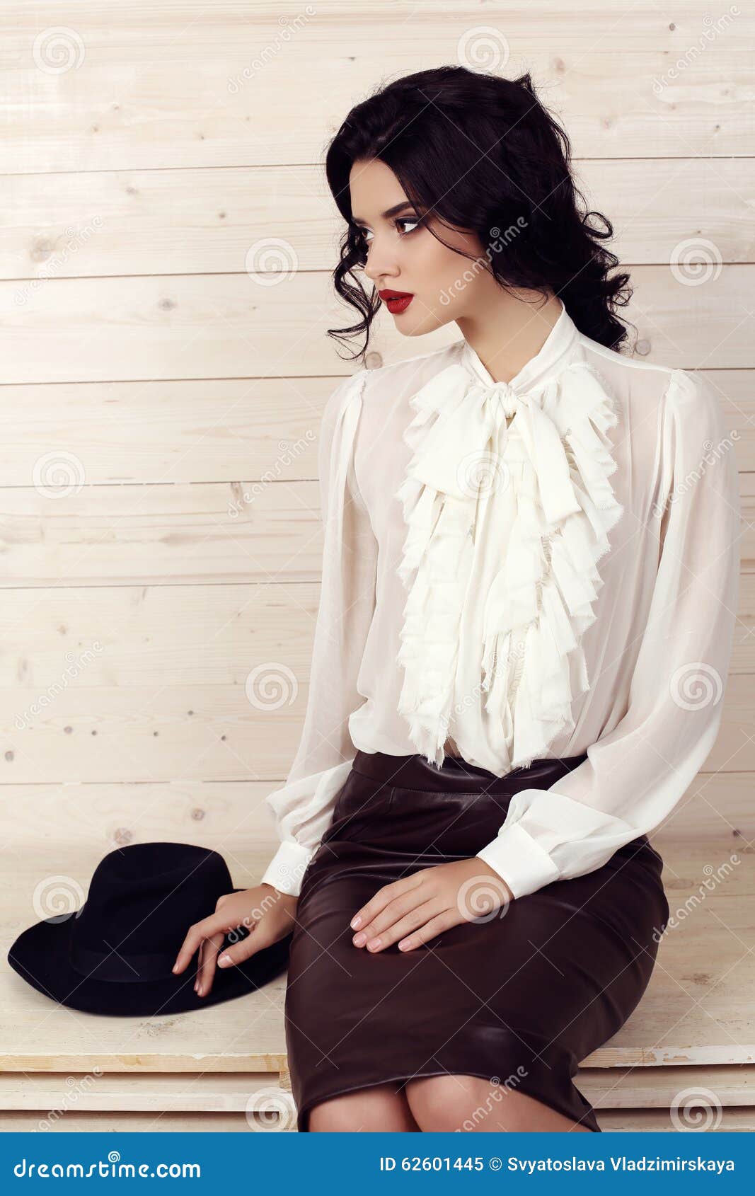 Mujer Sensual Con El Pelo Oscuro La Ropa Elegante Que Presenta En Estudio Imagen de archivo - de muchacha, detalles: 62601445