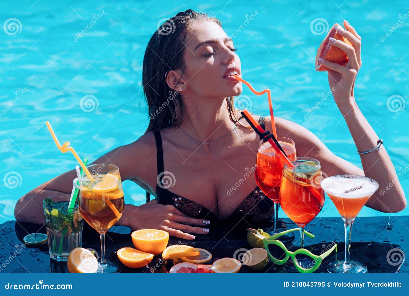 Mujer Sensual Con Pomelo. Mujer Con Cocteles. Cóctel De Bebida De Chica Mojada En La Piscina. Imagen de archivo - Imagen gente: 210045795