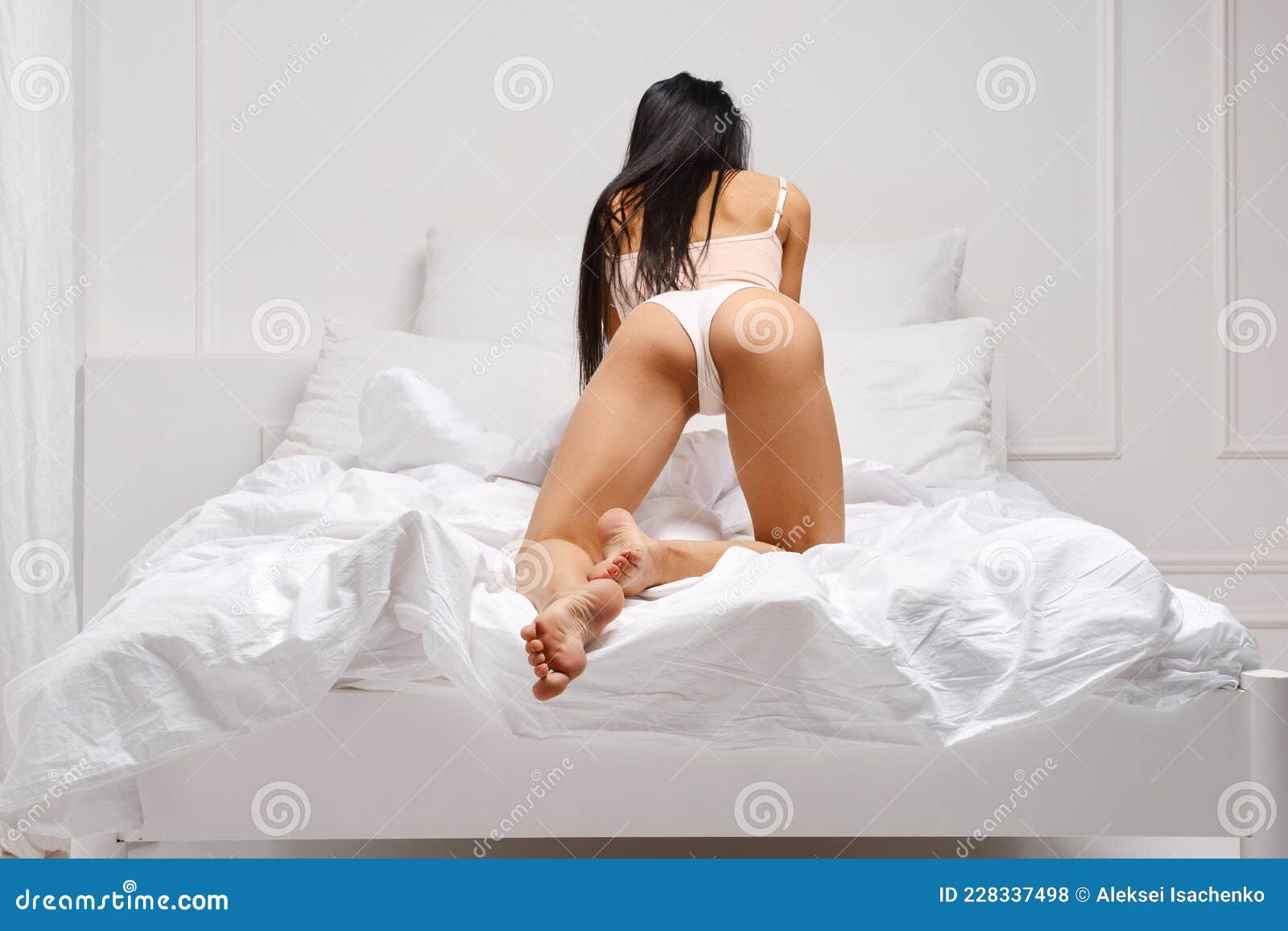 Chica masturbandose en la cama