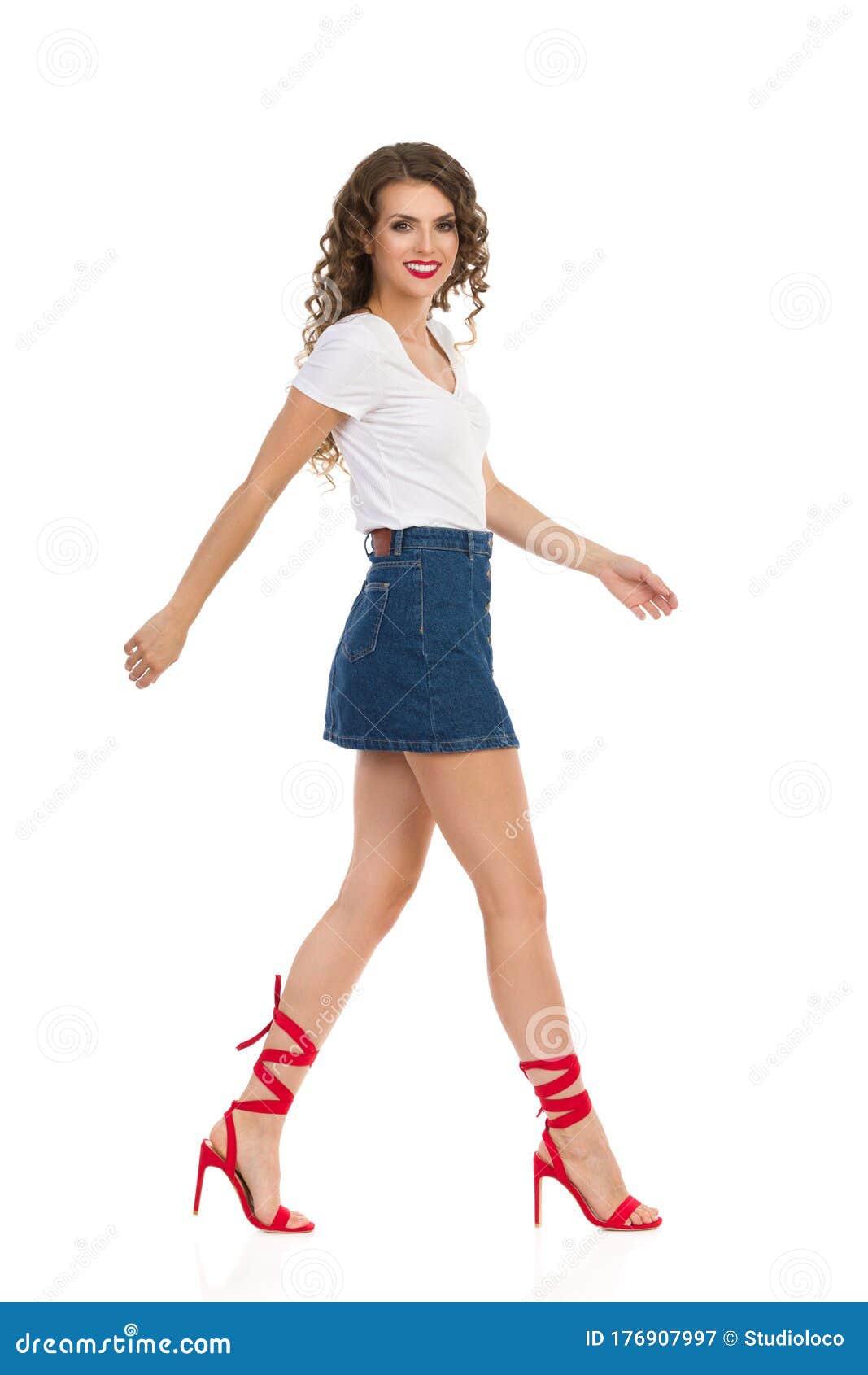 Meyella adoptar autobiografía Mujer Sexy Caminando En Jeans Minifalda Y Tacones Altos Rojos. Vista Lateral Imagen de archivo - Imagen de mirando, aislado: 176907997 Meyella adoptar autobiografía Mujer Sexy Caminando En Jeans Minifalda Y Tacones Altos Rojos. Vista Lateral Imagen de archivo - Imagen de mirando, aislado: 176907997