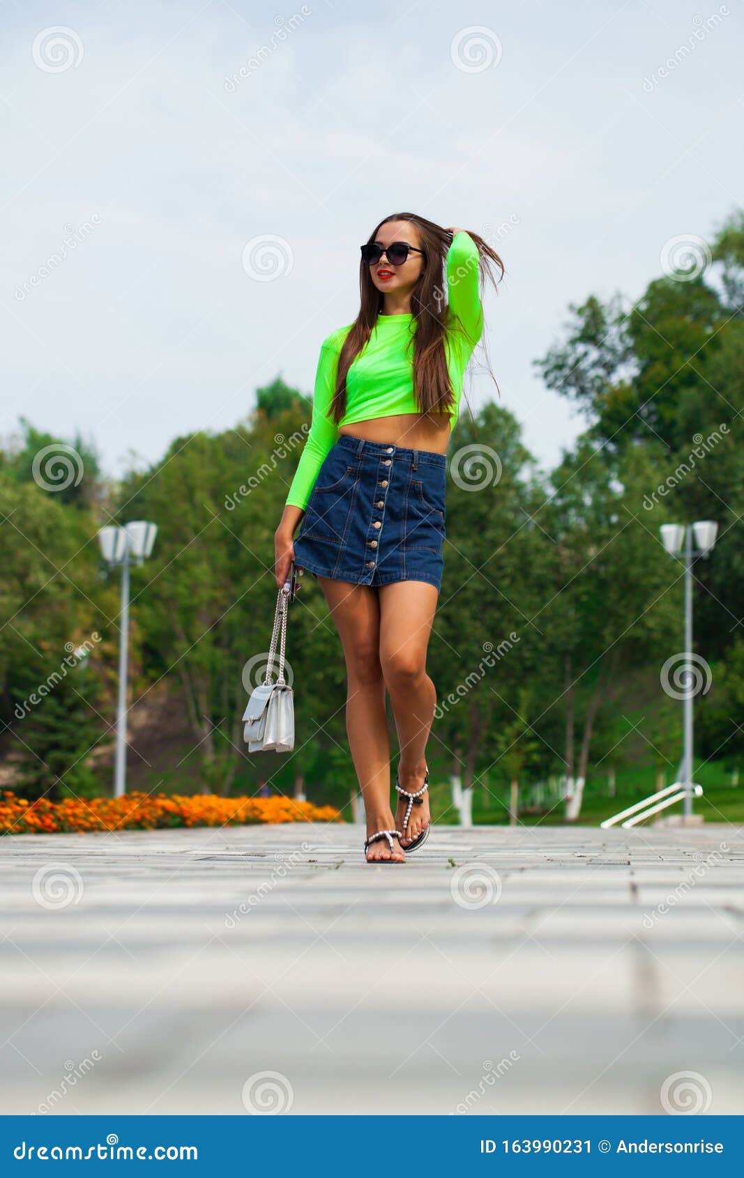 Aplastar Locomotora débiles Mujer Sexy Caminando En La Calle De Verano Imagen de archivo - Imagen de monedero, encanto: 163990231 Aplastar Locomotora débiles Mujer Sexy Caminando En La Calle De Verano Imagen de archivo - Imagen de monedero, encanto: 163990231