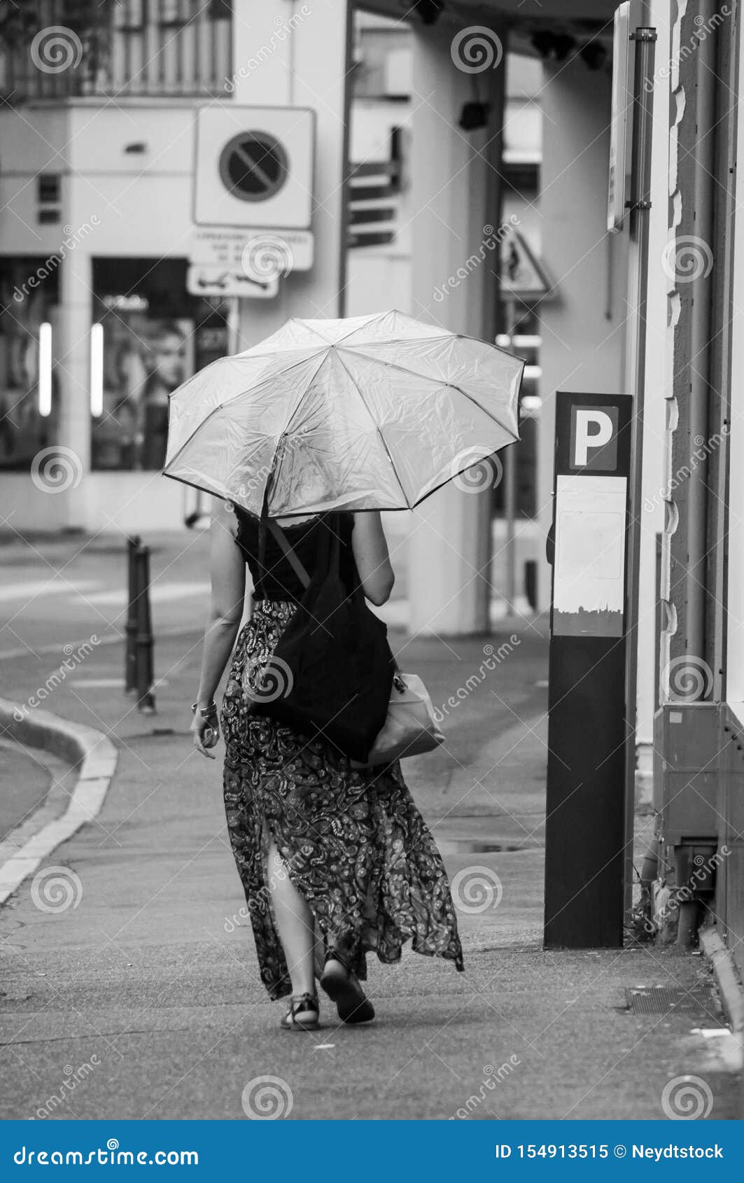 Mujer Sexy Con Paraguas Transparentes Y Vestido Caminando En La Calle Imagen de archivo - Imagen de lluvioso, calle: 154913515 Mujer Sexy Con Paraguas Transparentes Y Vestido Caminando En La Calle Imagen de archivo - Imagen de lluvioso, calle: 154913515