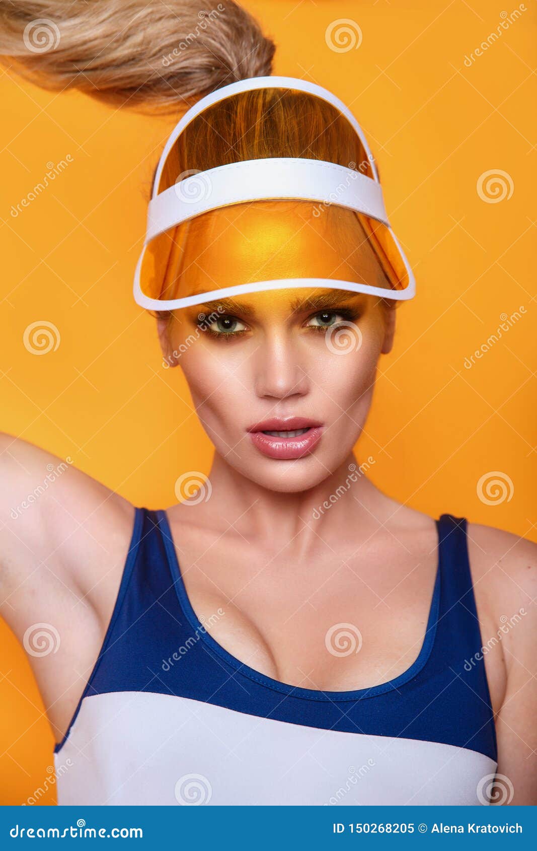Mujer Sexy Con Visera De Plástico De Fondo Amarillo Imagen de archivo -  Imagen de fashionable, atractivo: 150268205
