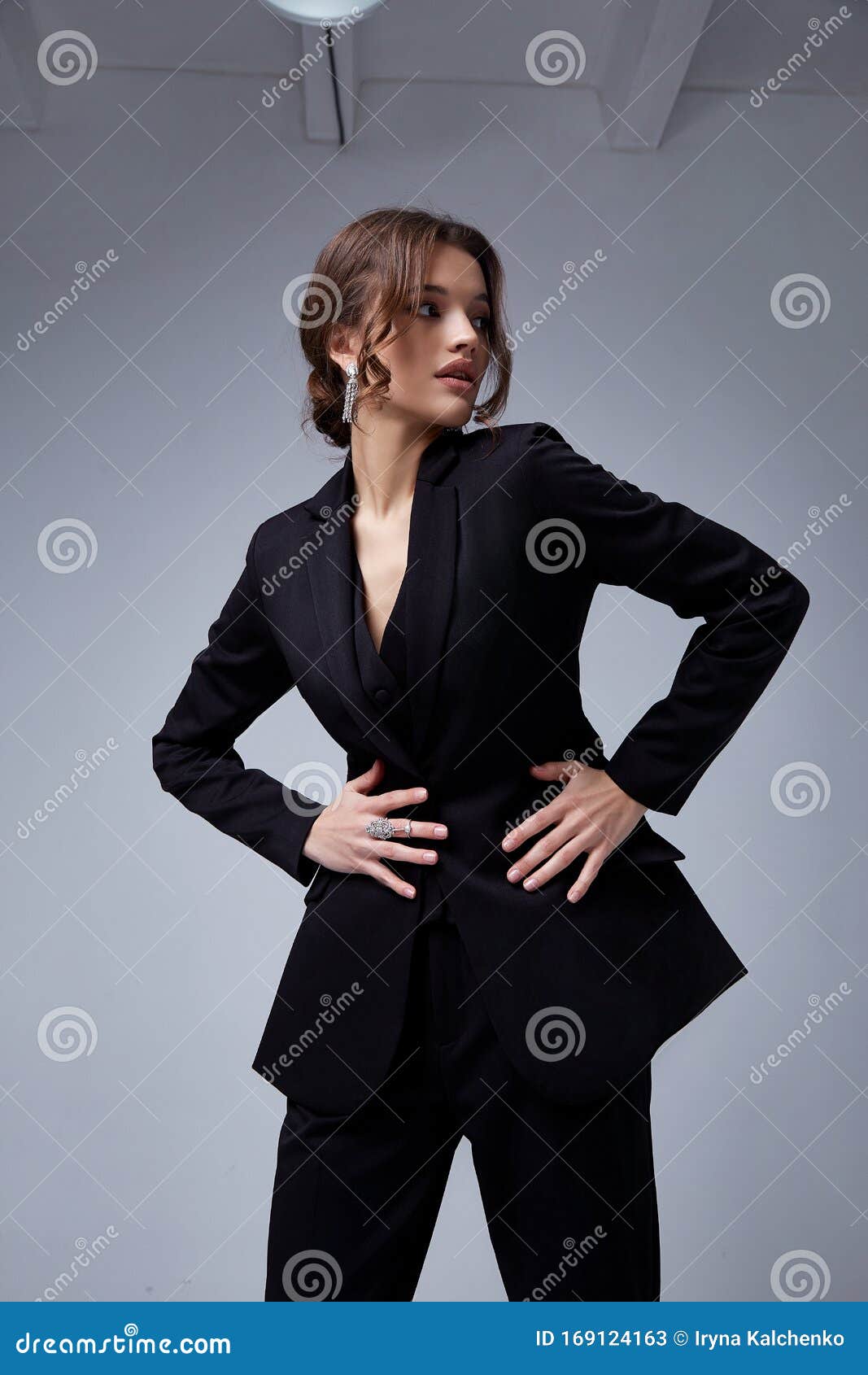 Mujer Sexy Glamour Modelo Brunette Maquillaje Cabello Vestir Traje Negro  Pantalones Chaqueta Ropa De Oficina Código Casual Imagen de archivo -  Imagen de fashionable, oficina: 169124163