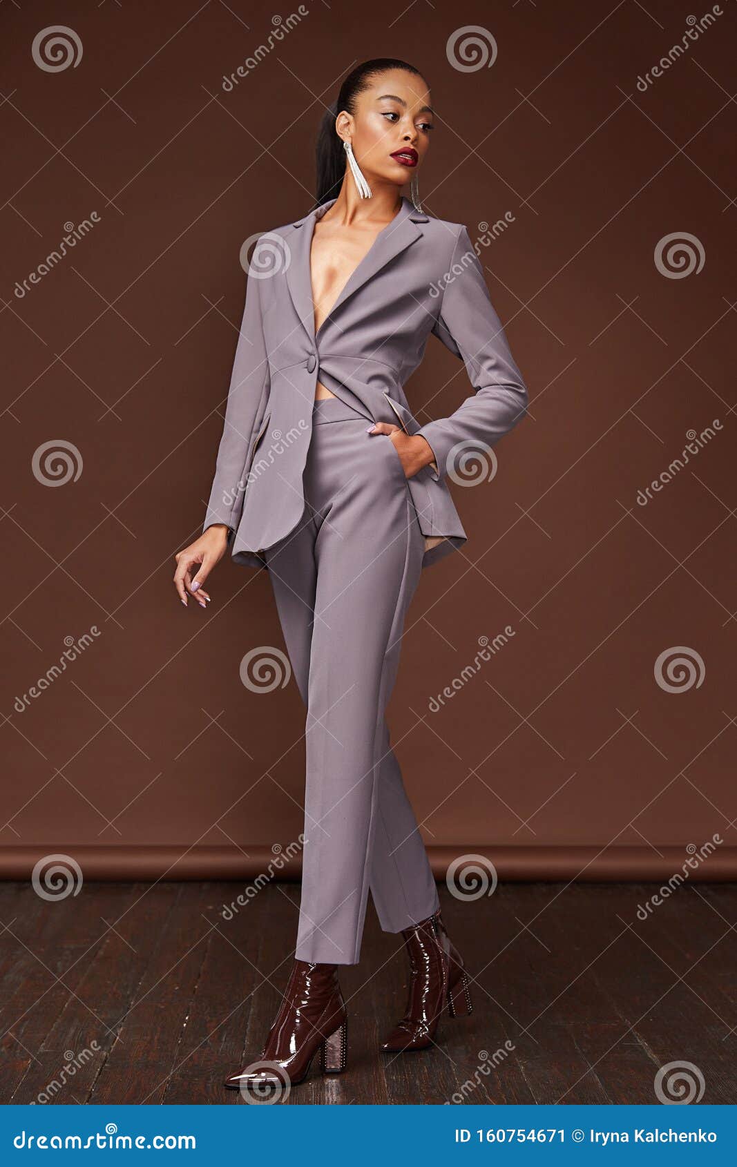 Mujer Sexy Glamour Modelo Maquillaje De Pelo Traje Pantalones Chaqueta Ropa De Código De Fiesta Casual de archivo - Imagen de chaqueta, cara: 160754671