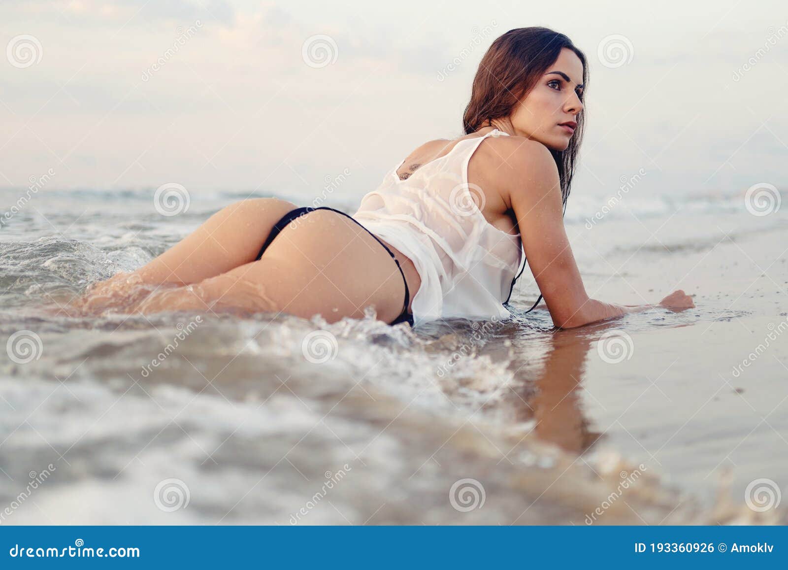 Mujer Sexy Posando En La Playa Cerca Del Mar Al Foto archivo - Imagen de relaje, perfecto: 193360926
