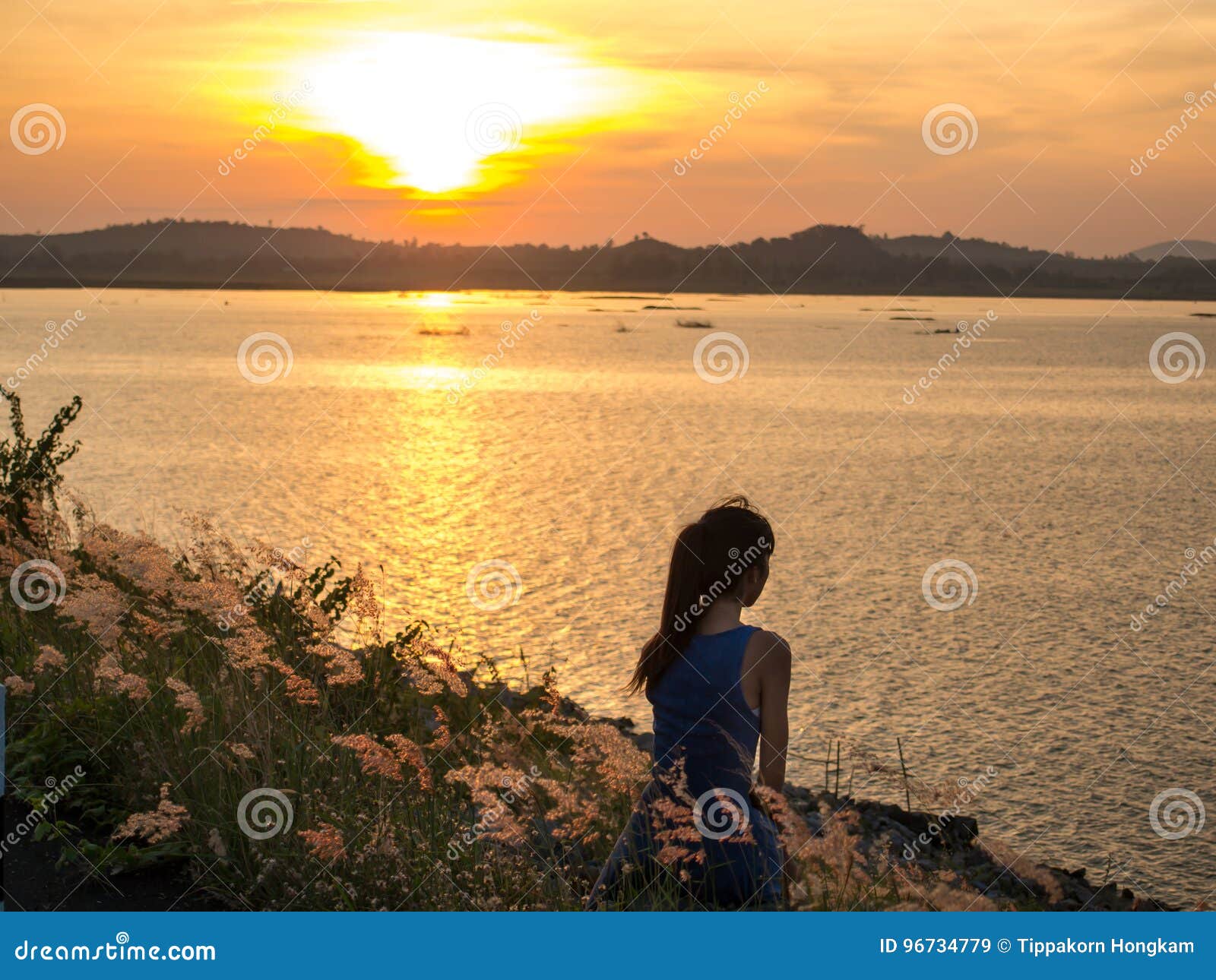 Mujer Sola La Puesta Del Sol Imagen de archivo - Imagen de amanecer, sunset: 96734779