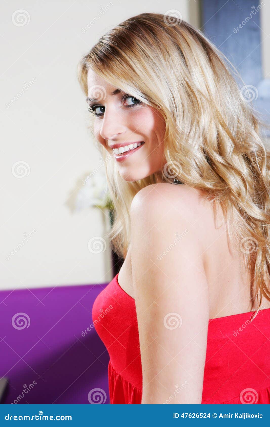 Mujer Sonriente Bonita En Top Sin Tirantes Rojo de archivo - Imagen de primer: 47626524