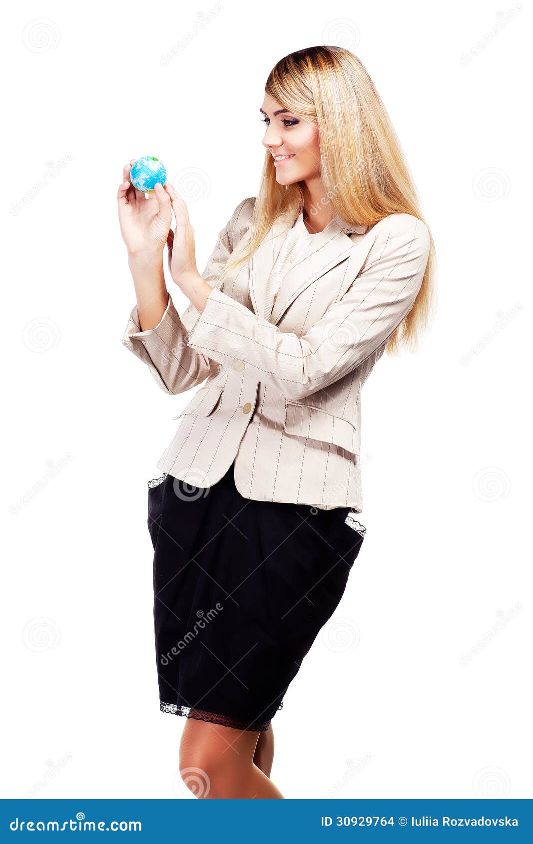 Mujer sonriente bonita que sostiene un globo del mundo. Mujer de negocios. Mujer sonriente bonita que sostiene un globo del mundo y que sueña sobre viajar. Mujer de negocios