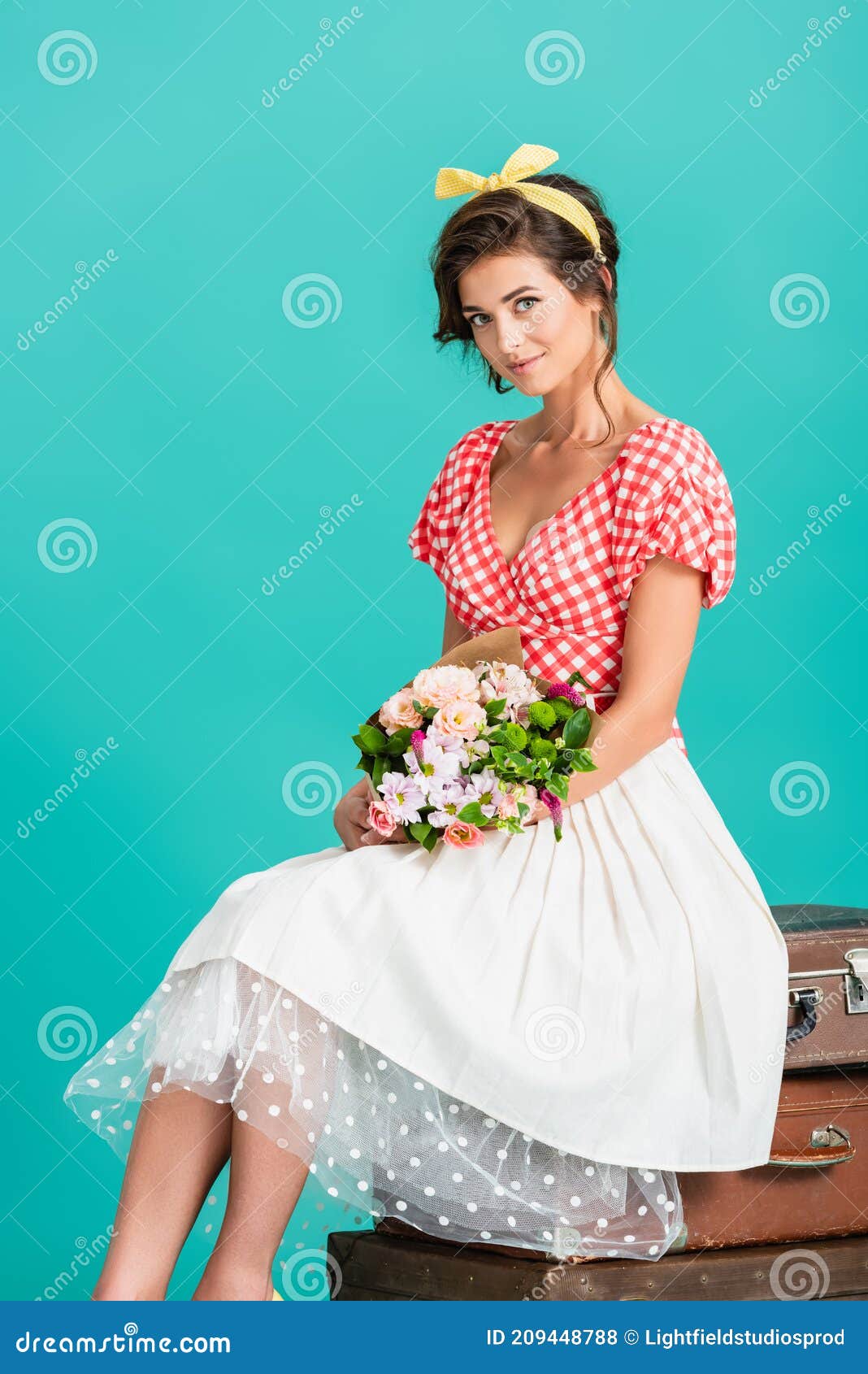 Mujer Sonriente Retro Sentada Foto - Imagen de elegante, vendimia: 209448788