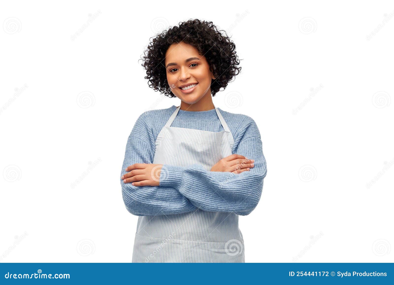 Mujer Sonriente En Delantal Sobre Fondo Blanco Foto De Archivo Imagen mujer-sonriente-en-delantal-sobre-fondo-blanco-foto-de-archivo-imagen