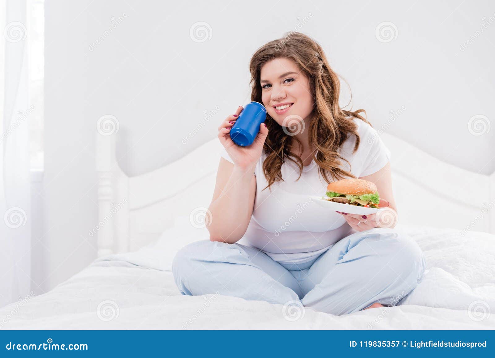 Mujer Sonriente Gorda En Con La Bebida De La Soda Y Hamburguesa En Cama Imagen de archivo - Imagen comer, ropa: 119835357