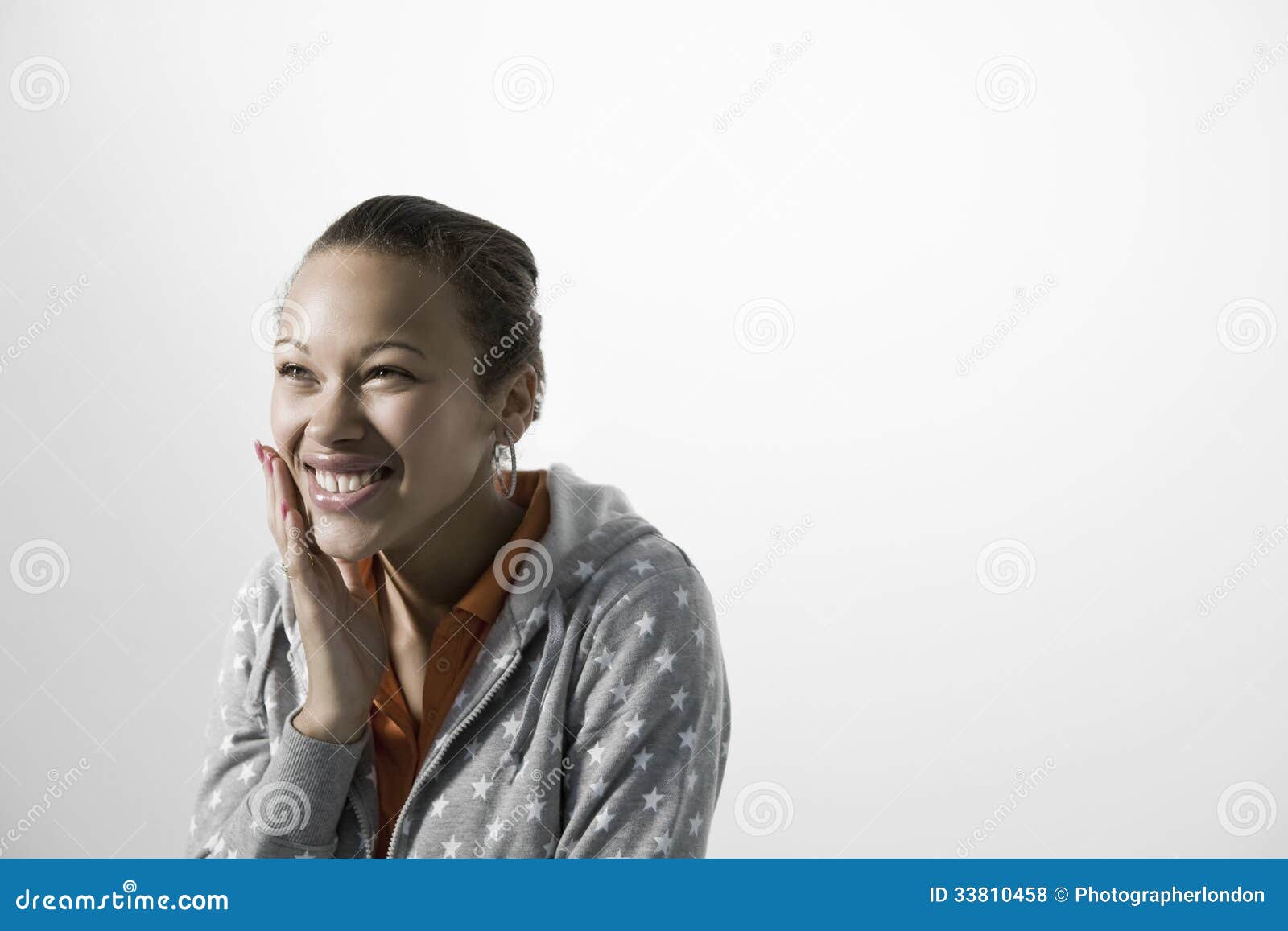 Mujer Sonriente Que Toca Su Mejilla Foto de archivo Imagen de hembra