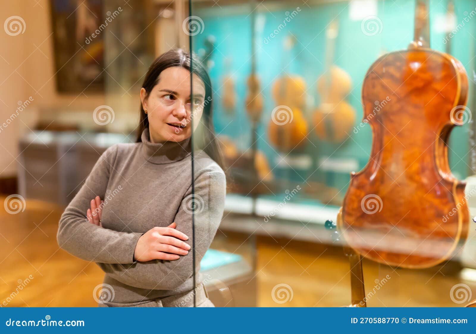 Mujer Sorprendida Viendo Violín Antiguo En El Museo Instrumentos Musicales Foto de archivo Imagen de arqueado, 270588770