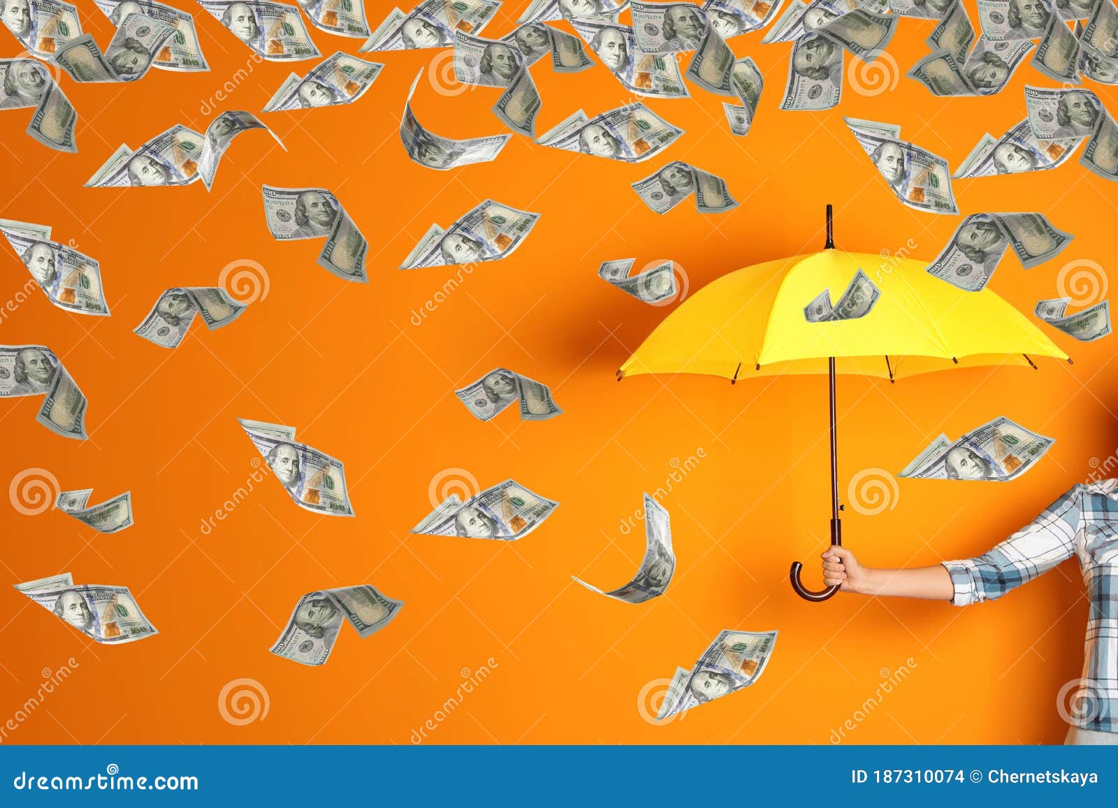 Mujer con paraguas de colores bajo la lluvia en el campo Stock Photo