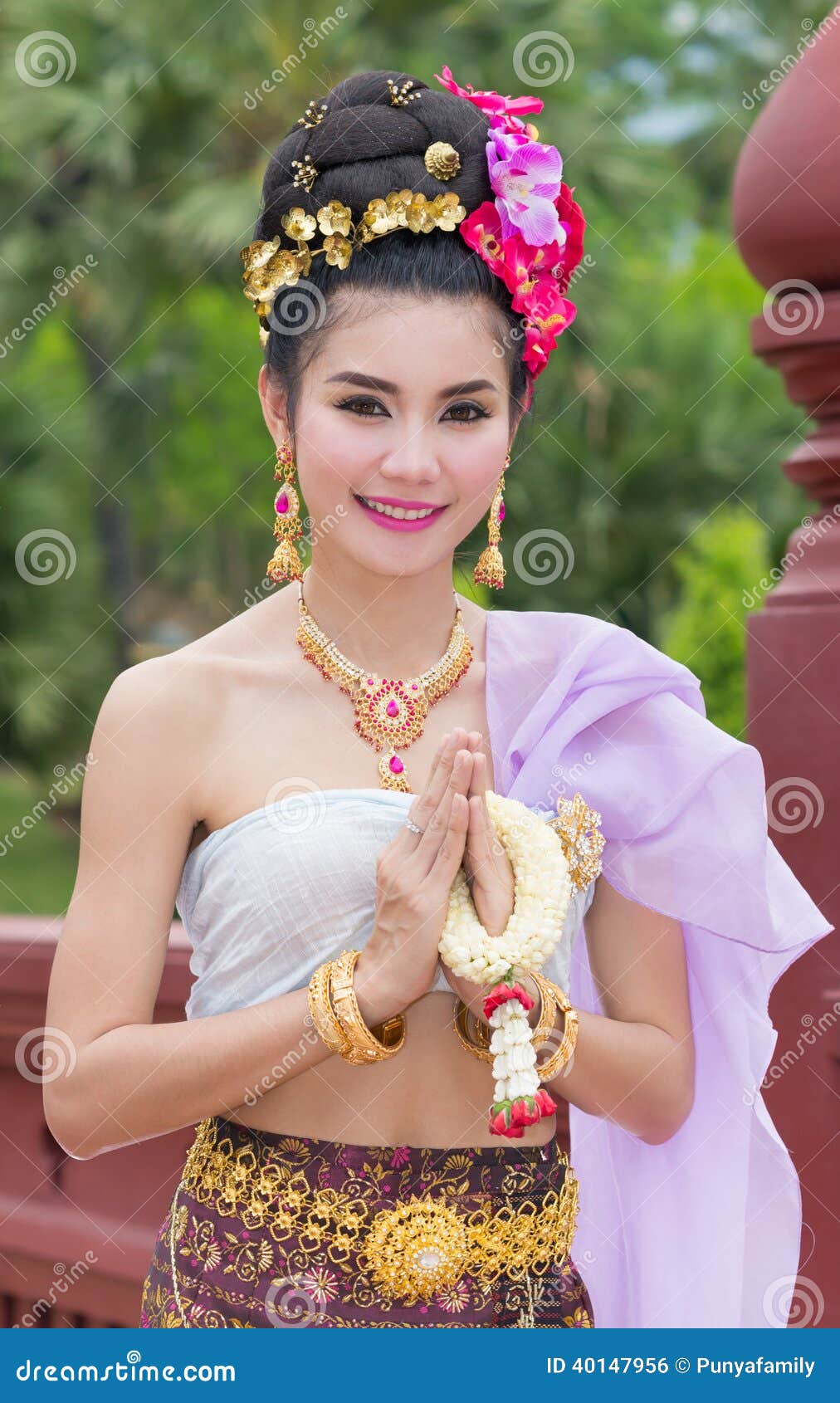 Mujer Tailandesa En El Traje Tradicional De Tailandia Foto De Archivo Imagen De Gente