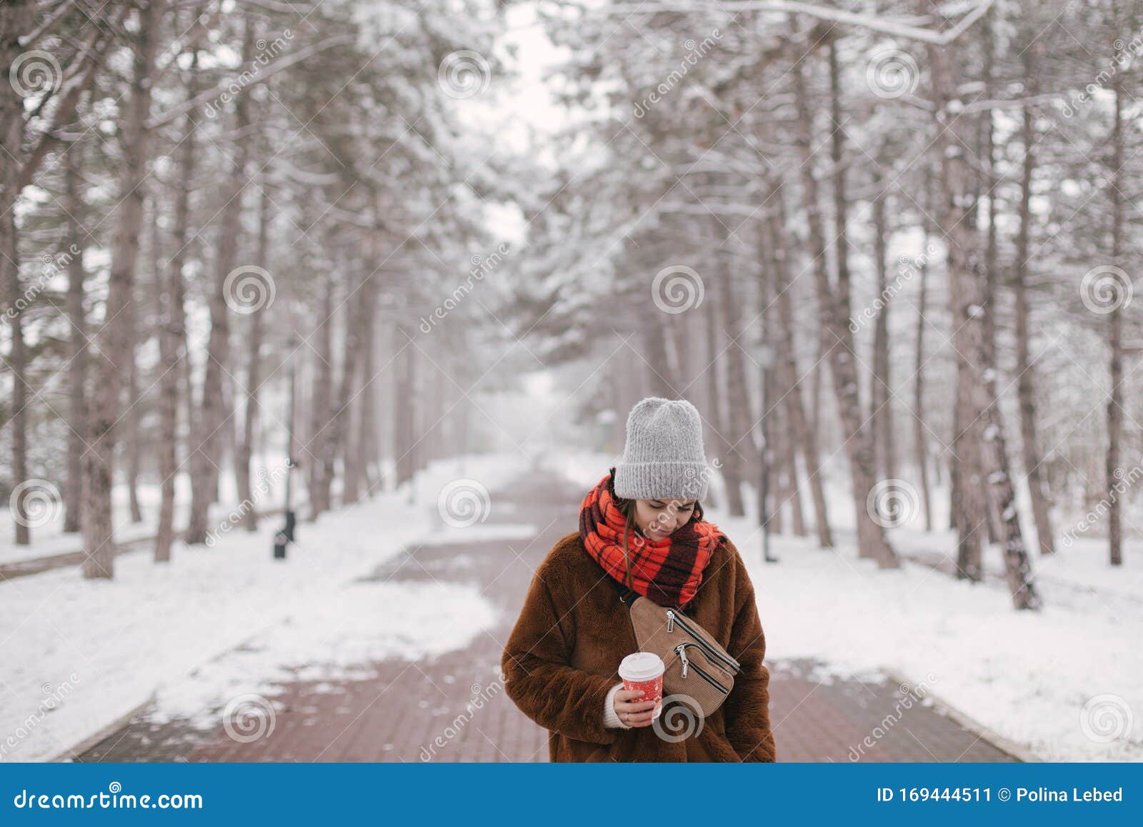 Mujer Con El Pelo Largo Oscuro Tomando Un Descanso Del Esquí Y Sentado En  La Nieve Para Disfrutar Del Cálido Sol Sobre La Nieve Cubre La Ladera  Fotos, retratos, imágenes y fotografía