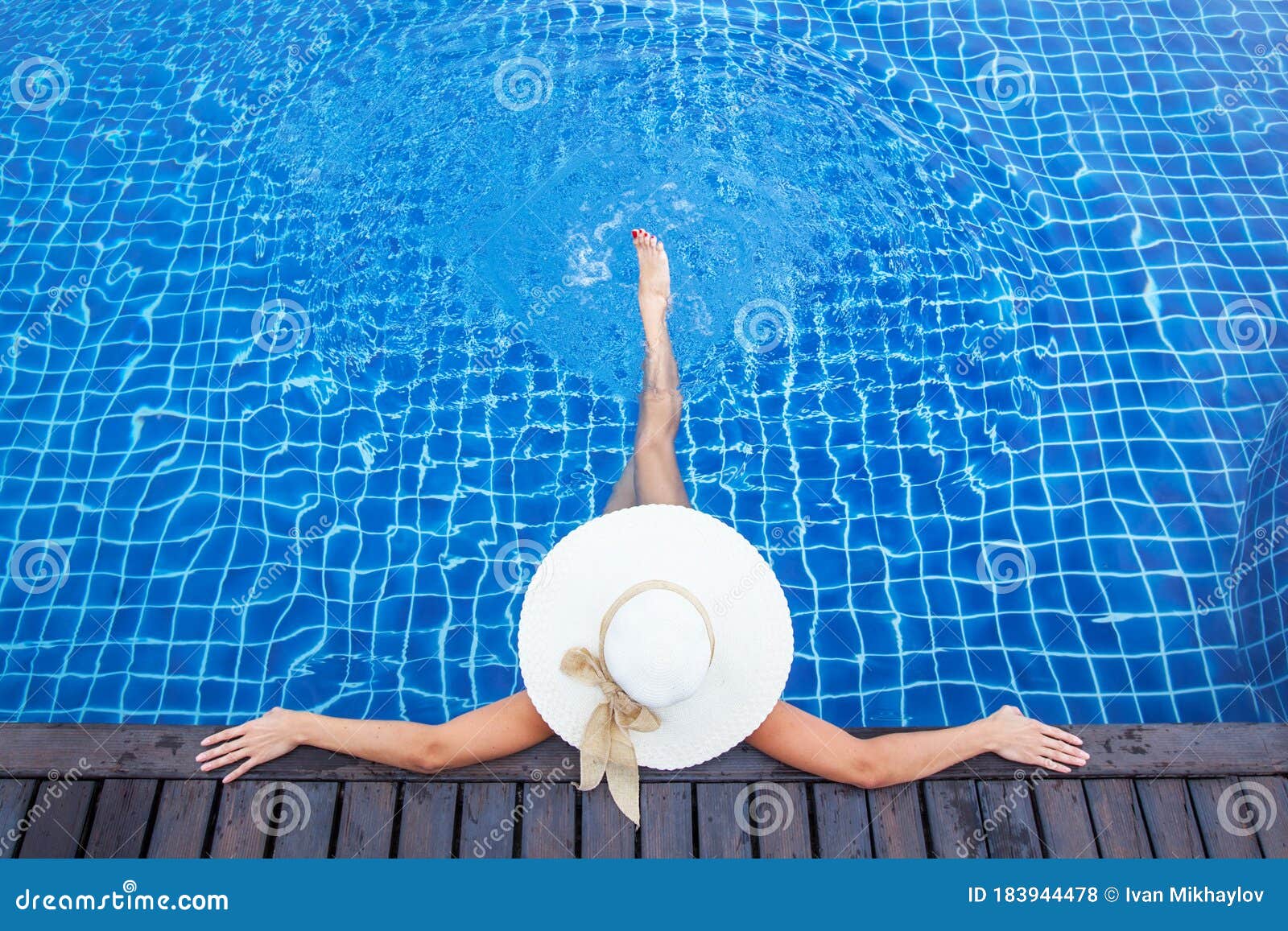 Mujer Tomando El Sol Junto a La Piscina Foto de archivo - Imagen de