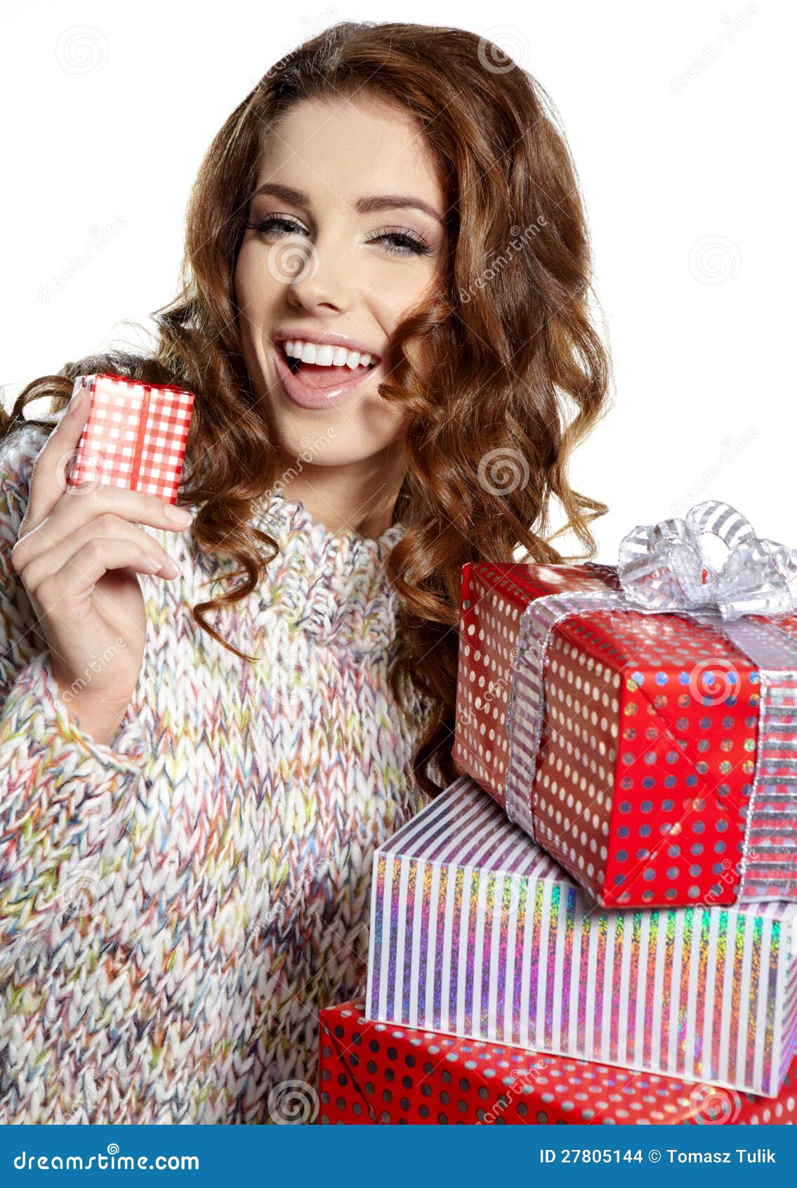 Mujer triguena hermosa con los rectángulos de un regalo