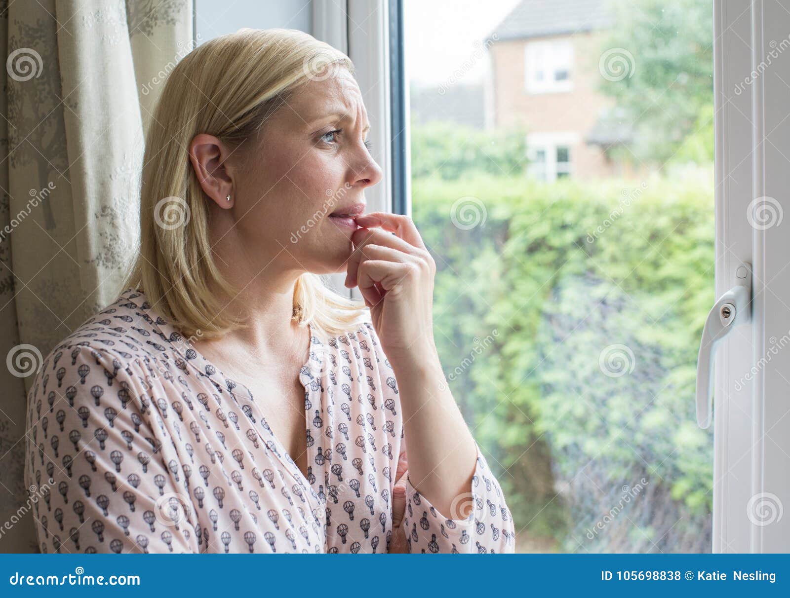 8,519 Perfil Triste De Las Mujeres Fotos de stock - Fotos libres de  regalías de Dreamstime