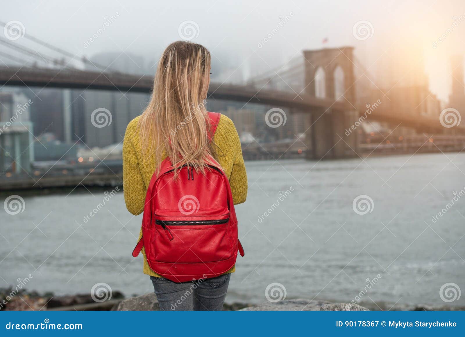 Mujer Turística Joven Que Viaja En Nuevo New York City Con La Mochila Roja Y Que Mira Al Puente De Brooklyn Imagen de - Imagen petate: 90178367