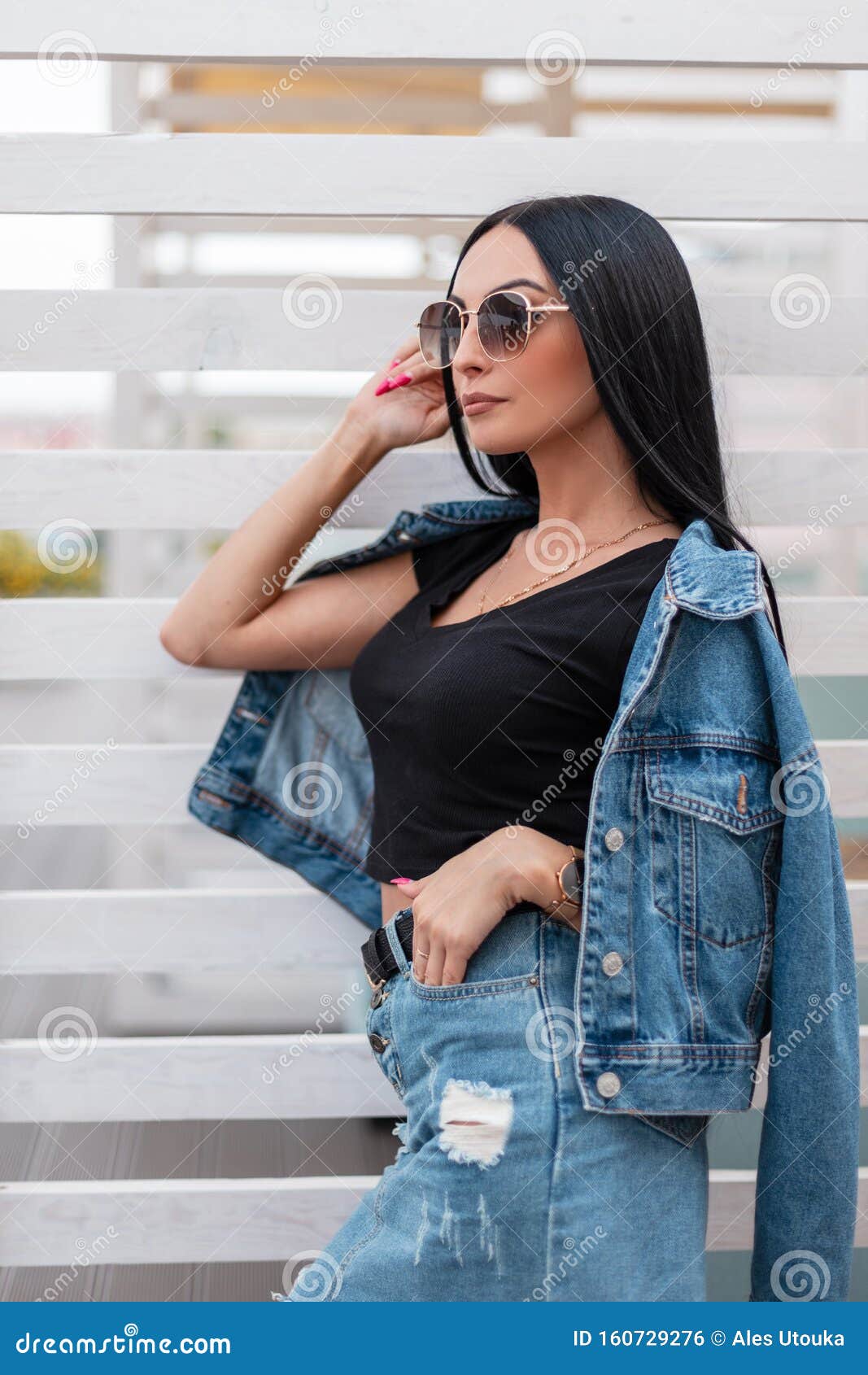 Mujer Urbana Joven Modelo Modelo Con Lujoso Cabello Negro Con Ropa Moderna  De Denim Azul En Elegantes Gafas De Sol Oscuras Foto de archivo - Imagen de  encanto, hembra: 160729276