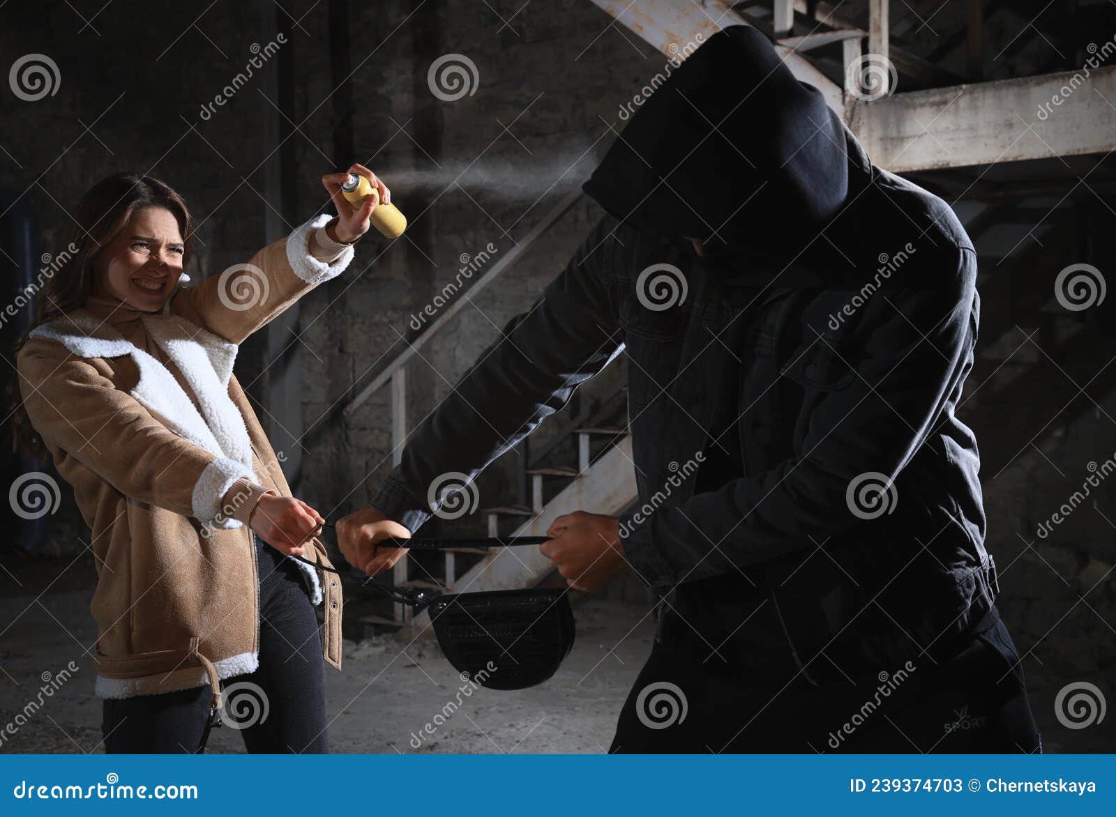 Mujer Usando Gas Pimienta Mientras Ladrón Trata De Robar Su Bolsa Al Aire  Libre Por La Noche. Concepto De Autodefensa Imagen de archivo - Imagen de  emocional, hembra: 239374703