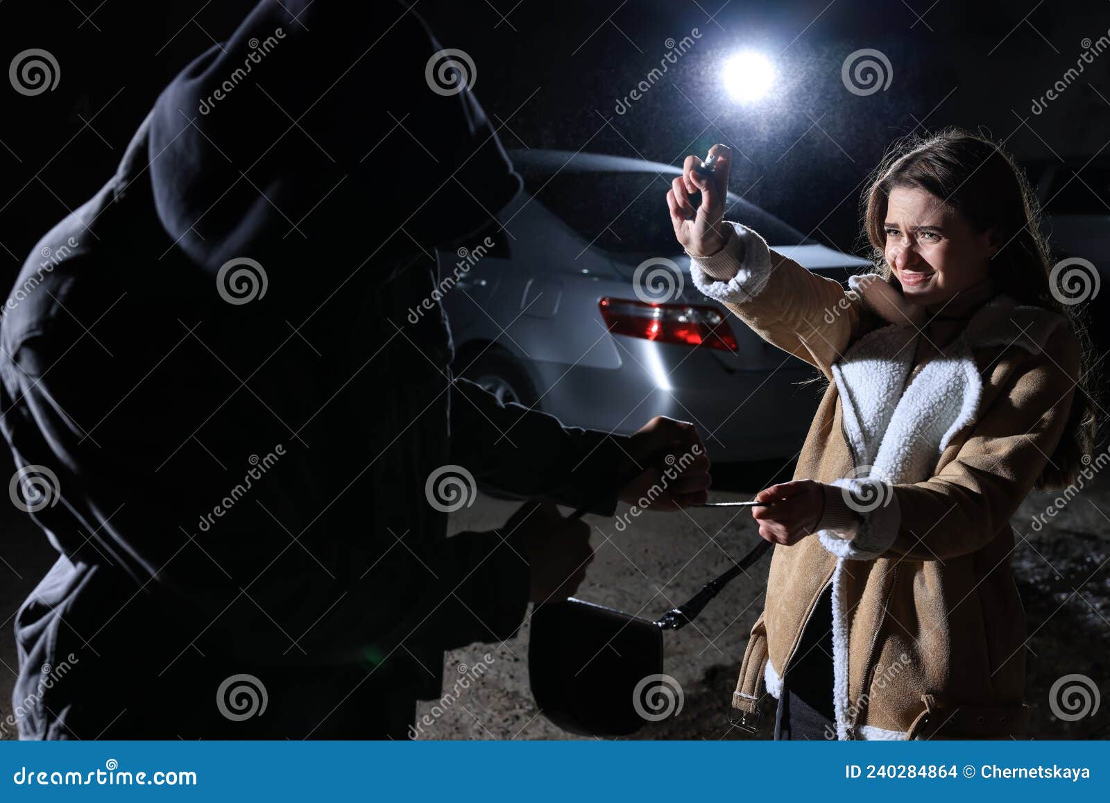 Mujer Usando Gas Pimienta Mientras Ladrón Trata De Robar Su Bolsa Al Aire  Libre Por La Noche. Concepto De Autodefensa Foto de archivo - Imagen de  ofensa, peligro: 240284864