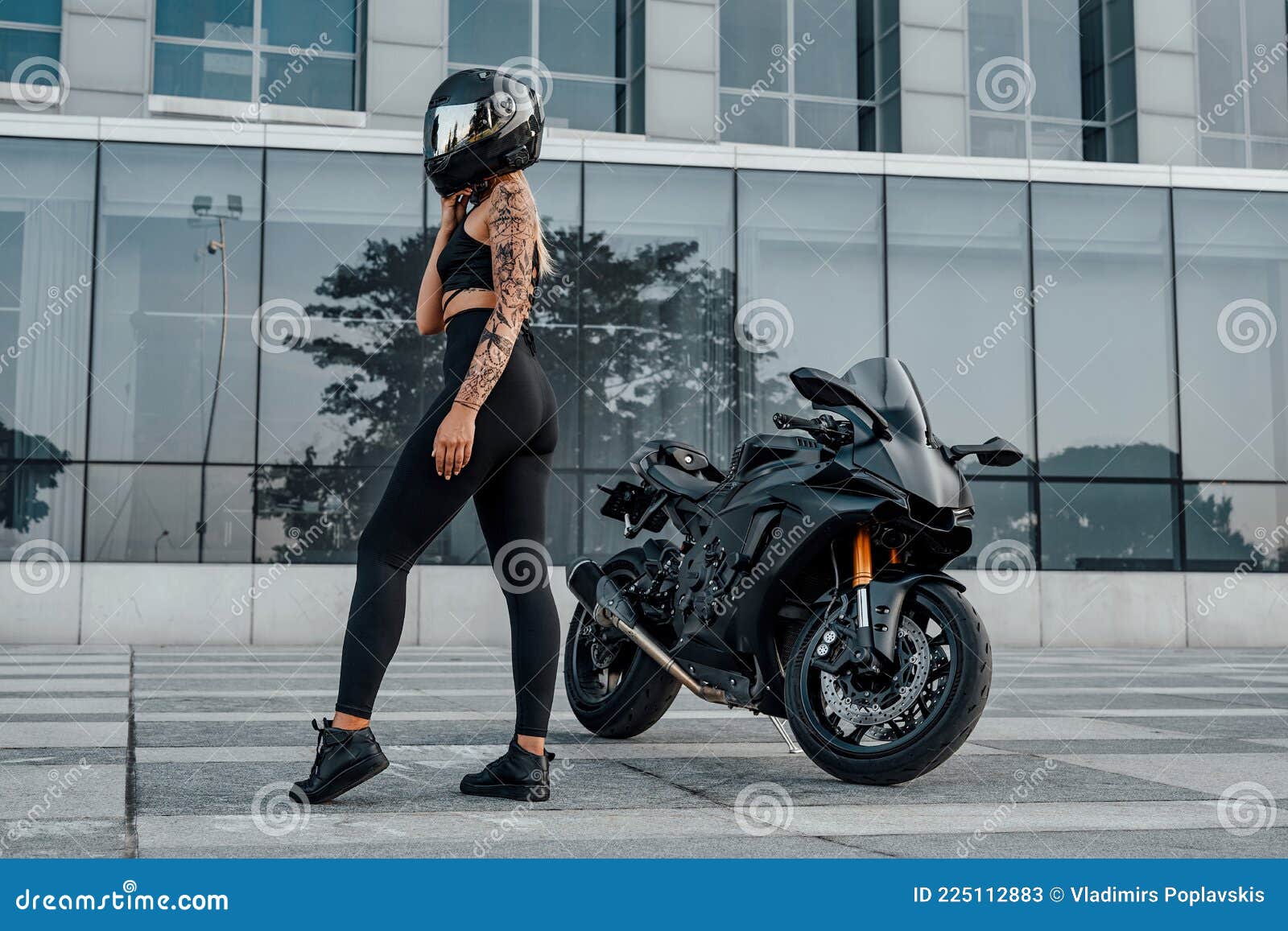 Mujer Vestida Con Ropa Negra Y Moto Afuera Imagen - Imagen de adulto, casco: 225112883