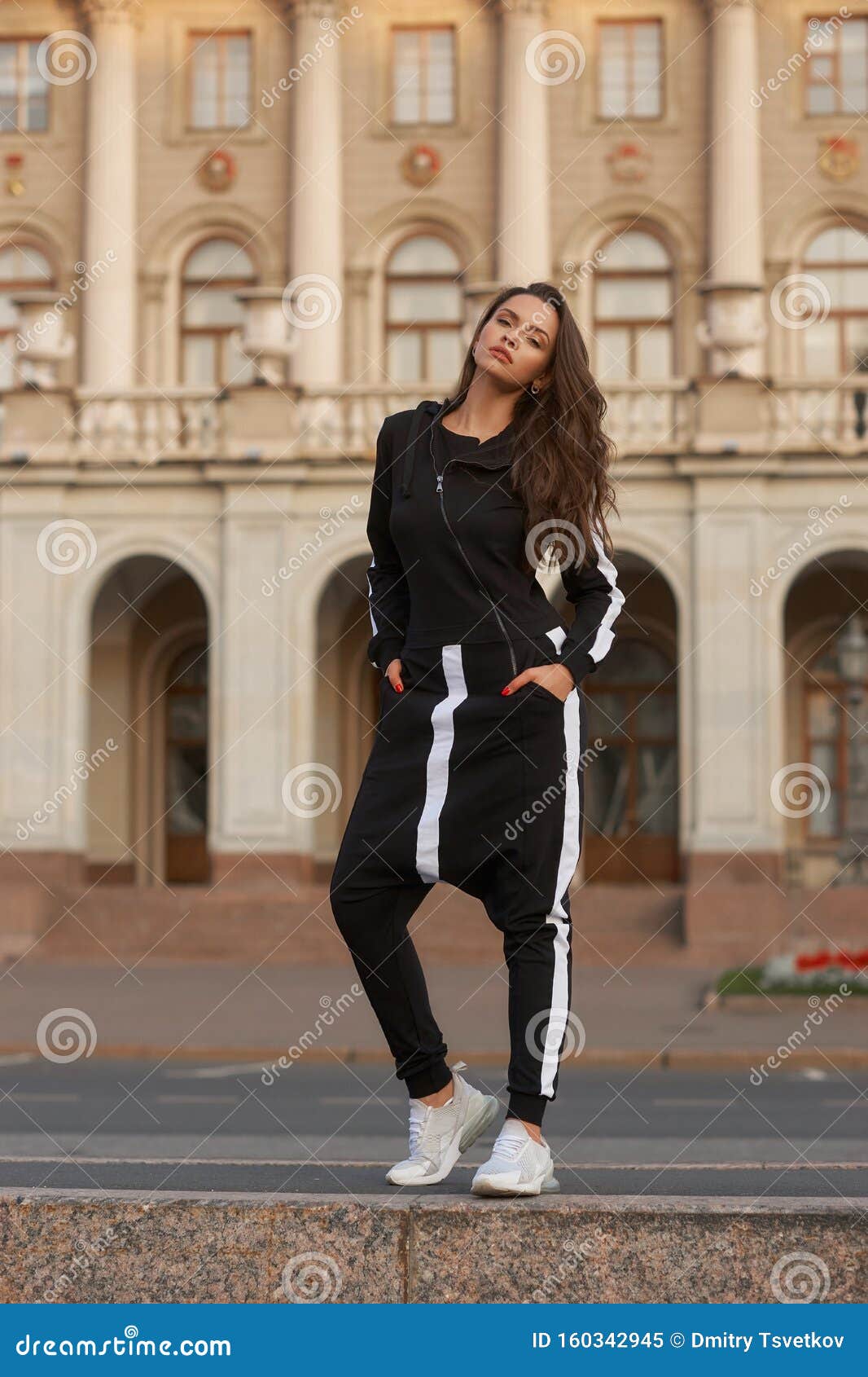 Mujer Vestida De Negro Rayas Blancas Imagen de archivo - Imagen de afuera, hermoso: 160342945