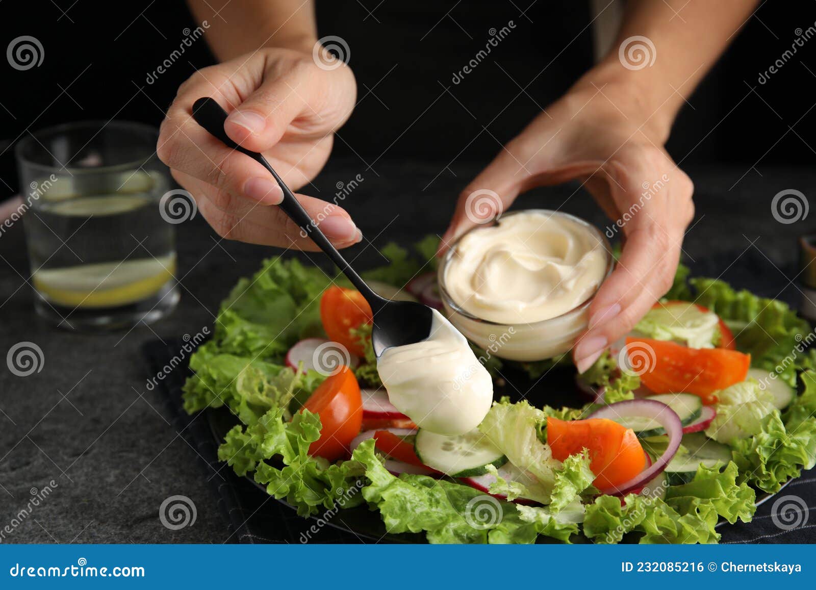 Mujer Vistiendo Deliciosa Ensalada De Verduras Con Mayonesa En El Armario  De La Mesa Gris Foto de archivo - Imagen de mayo, pepino: 232085216