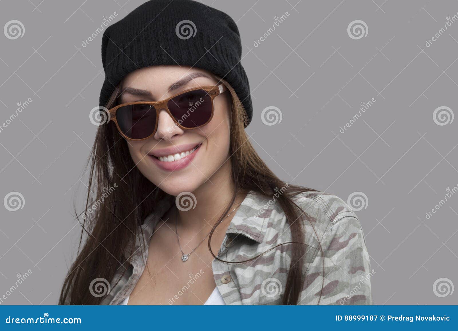 Mujer Gafas De Sol De Madera Imagen de archivo - Imagen de hembra, moderno: 88999187